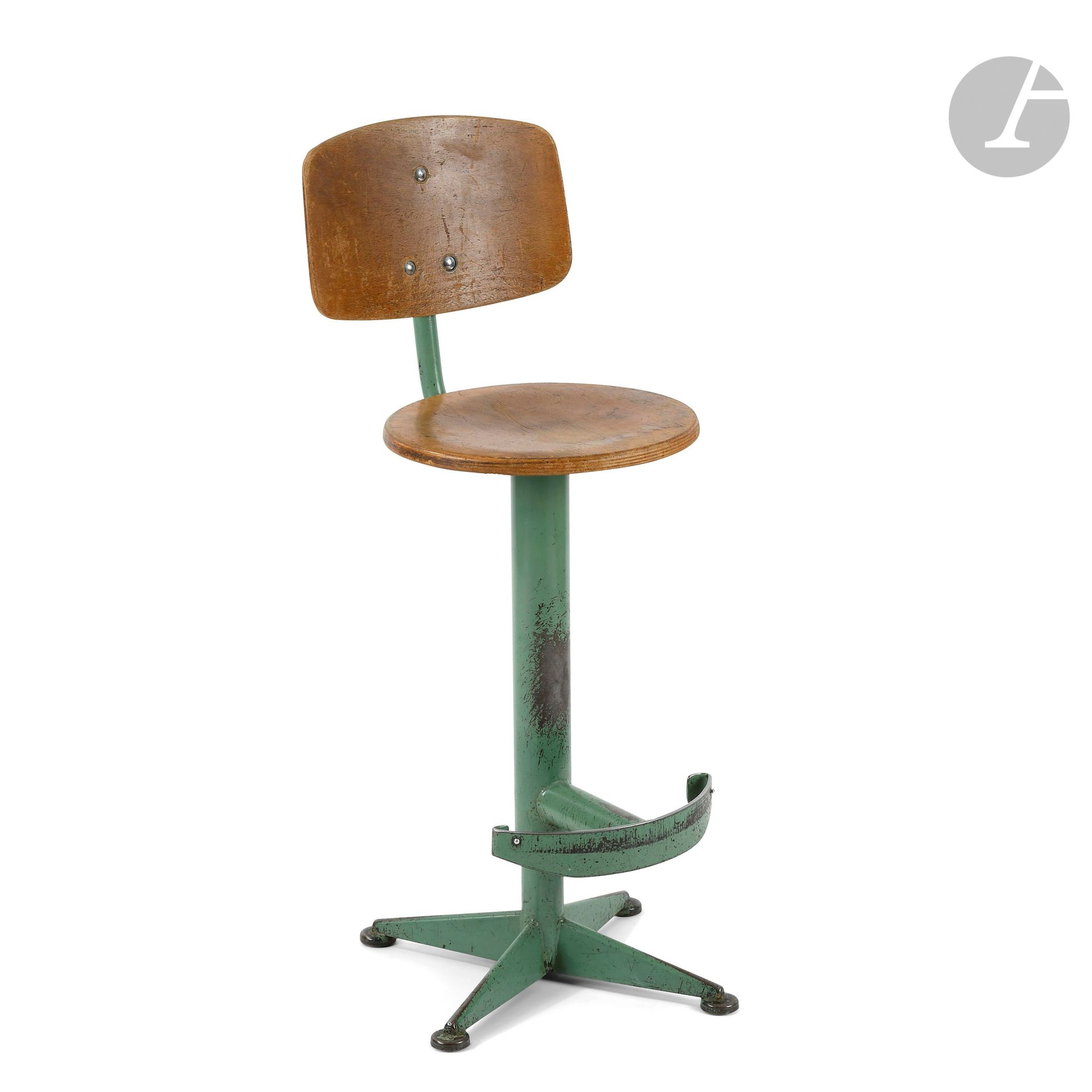 Null Ateliers Jean Prouvé根据Jean Prouvé(1901-1984)最初设计的基础模型制作的。
带靠背的凳子，由Ateliers &hellip;