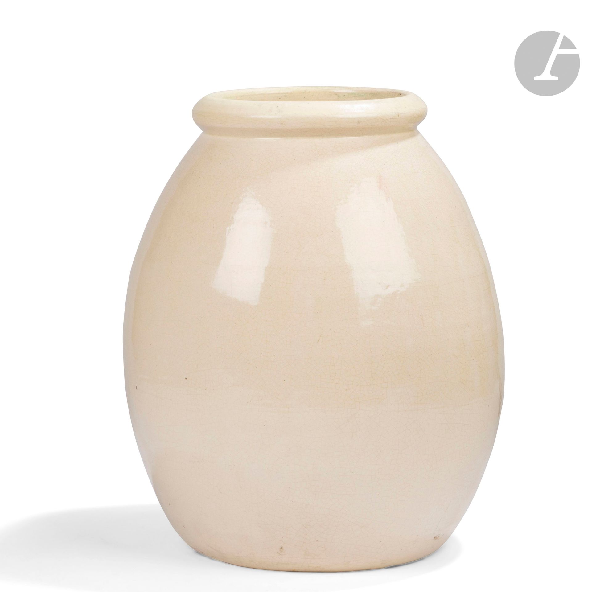 Null 让-贝斯纳(1889-1958)
无题，1925年
一个非常大的卵形花瓶，有一个宽大的下摆环颈。
象牙色釉面的陶瓷证明，有精细的裂纹。 
底下有签名和&hellip;