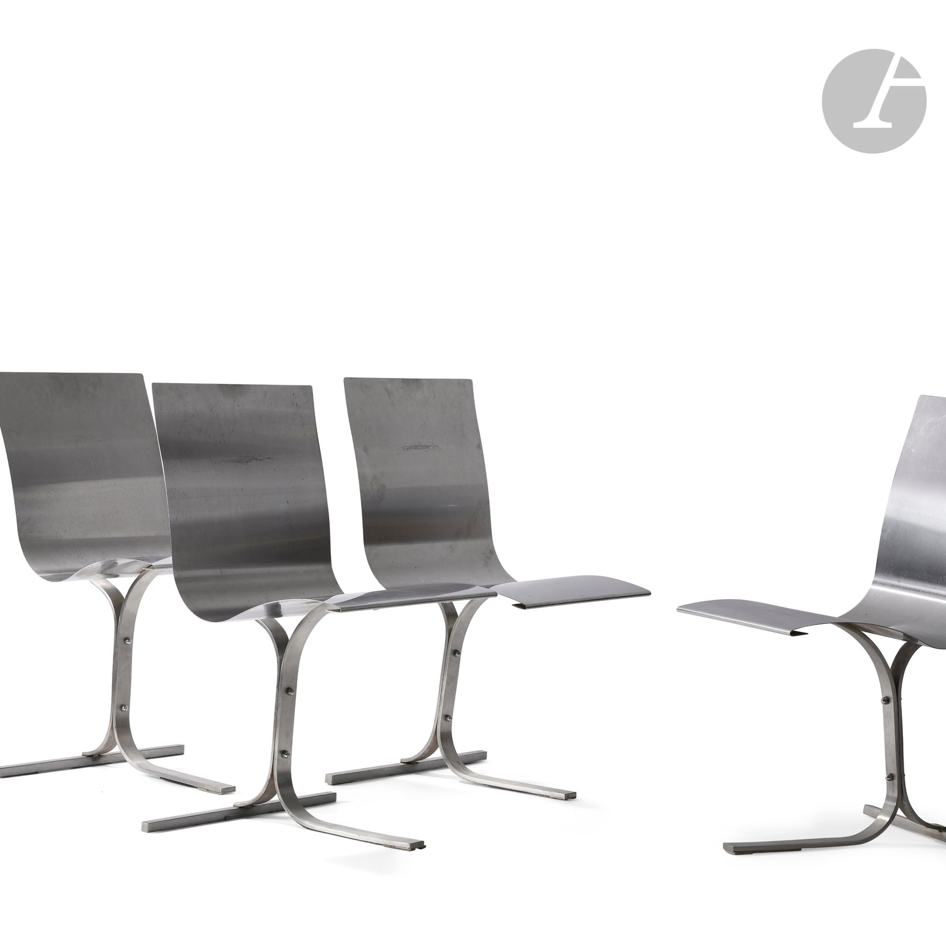 Null 雅克-夏庞蒂埃(1918-1986)
无题，模型大约设计于[1968-70]。
非常罕见的一套4把椅子。
座椅延伸到背部，每个都是由一个弯曲的不锈钢板&hellip;