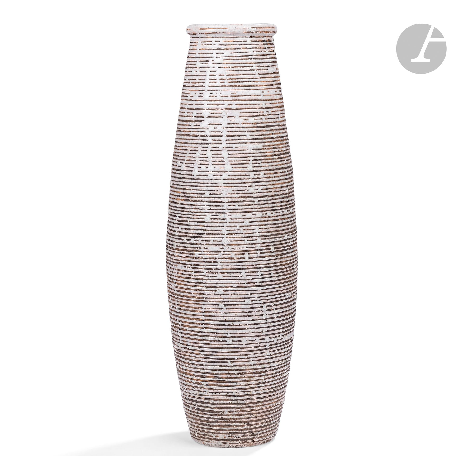 Null 春季艺术研讨会
叠加的圆圈
高大的，锥形的花瓶。
瓷器证明；设计的标题是预留的，在大地的基础上用裂纹白珐琅。
内部有裂纹的白色珐琅。
大约在1930年&hellip;