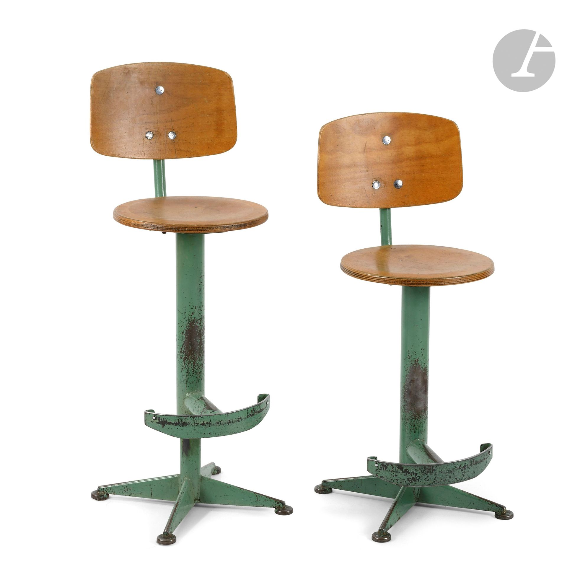 Null Ateliers Jean Prouvé根据Jean Prouvé(1901-1984)最初设计的基础模型制作的。 
带靠背的凳子，由Ateliers&hellip;