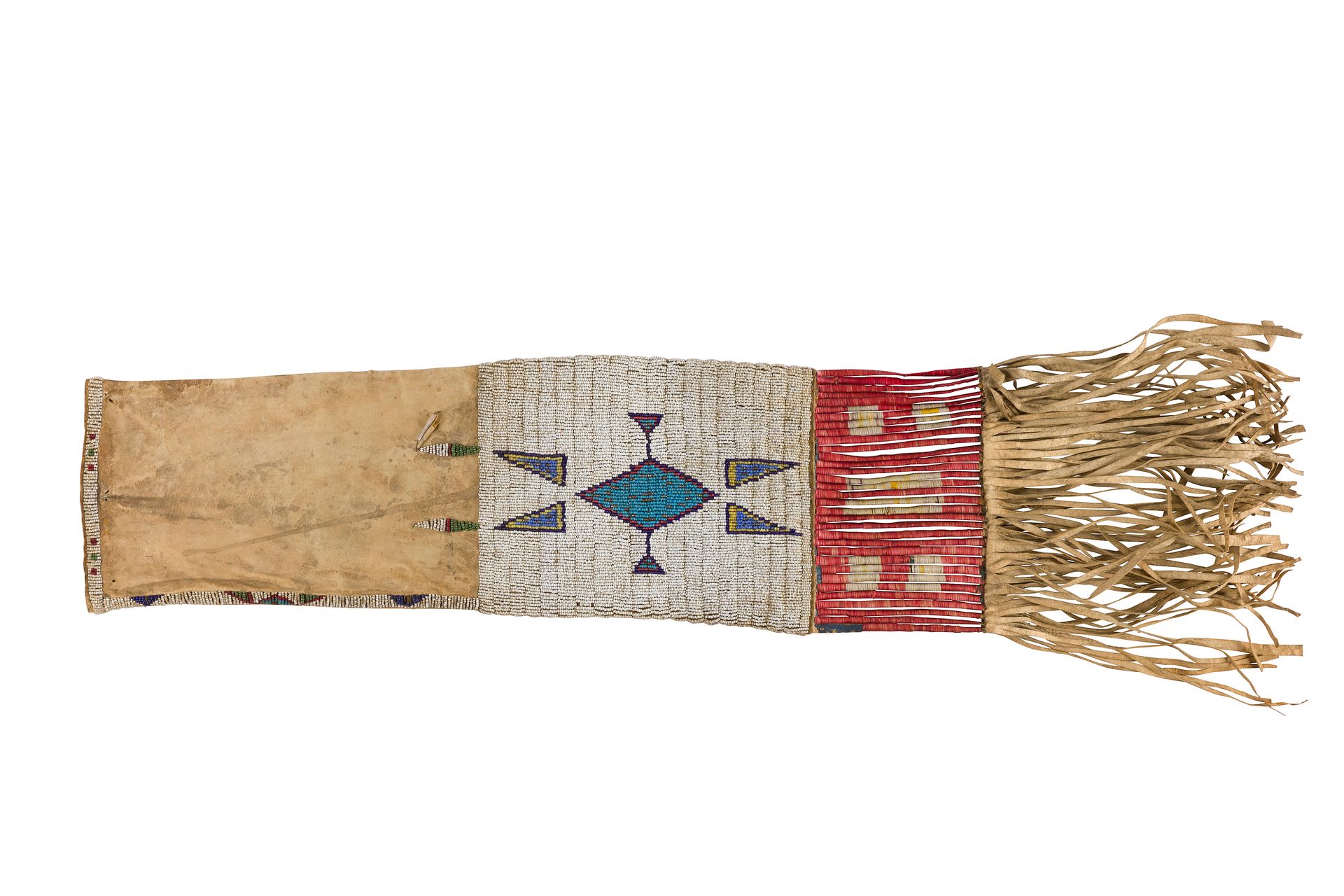 Null 一个美丽的烟草袋，其两个珠子面板的极简主义图形可能表明了黑费特人的影响。

美国北部平原的拉科塔-苏族人

皮革、珠子、豪猪和古代植物颜料。

H.8&hellip;