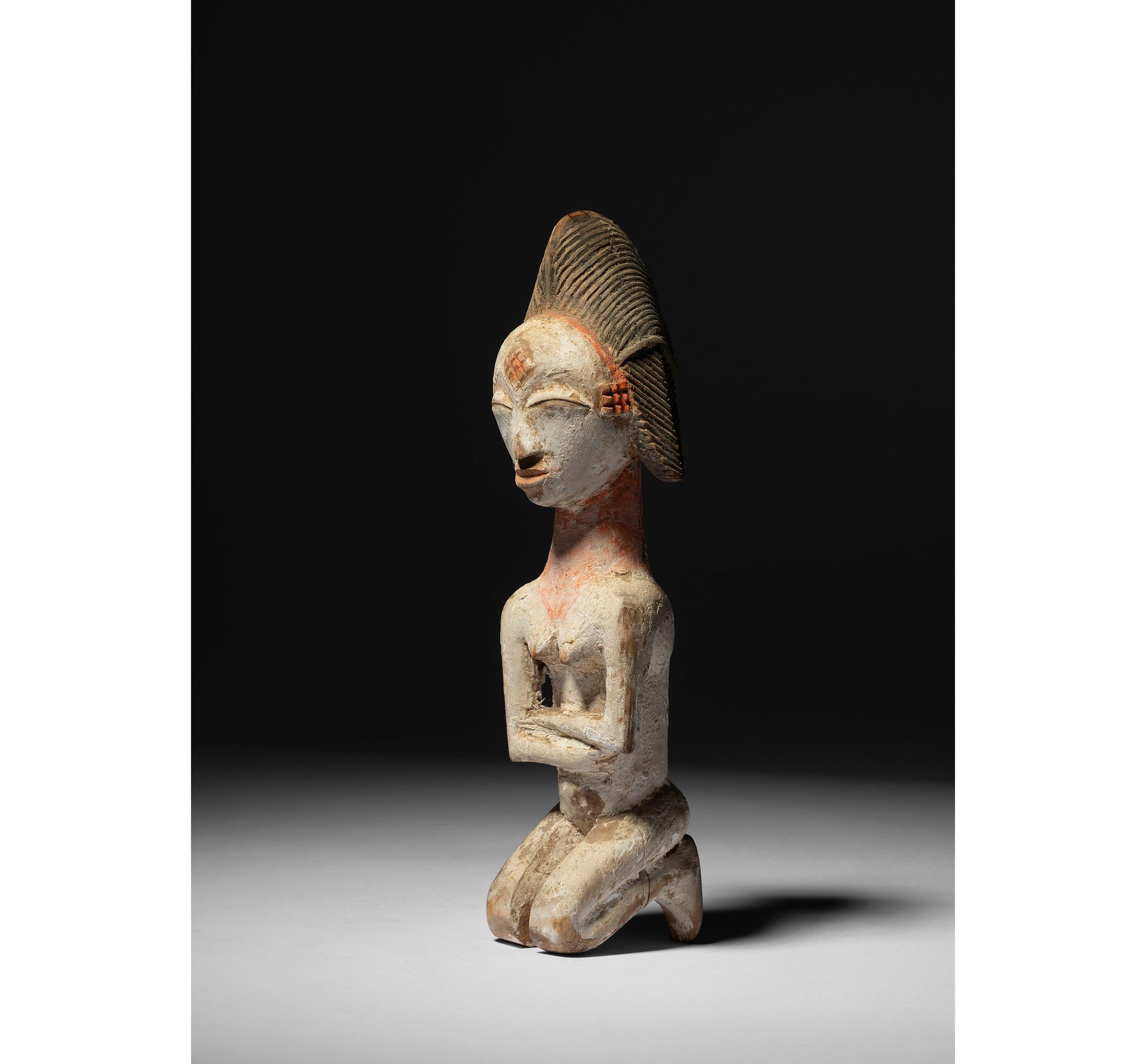Null Antica e rarissima statuetta femminile inginocchiata, con volto scarificato&hellip;