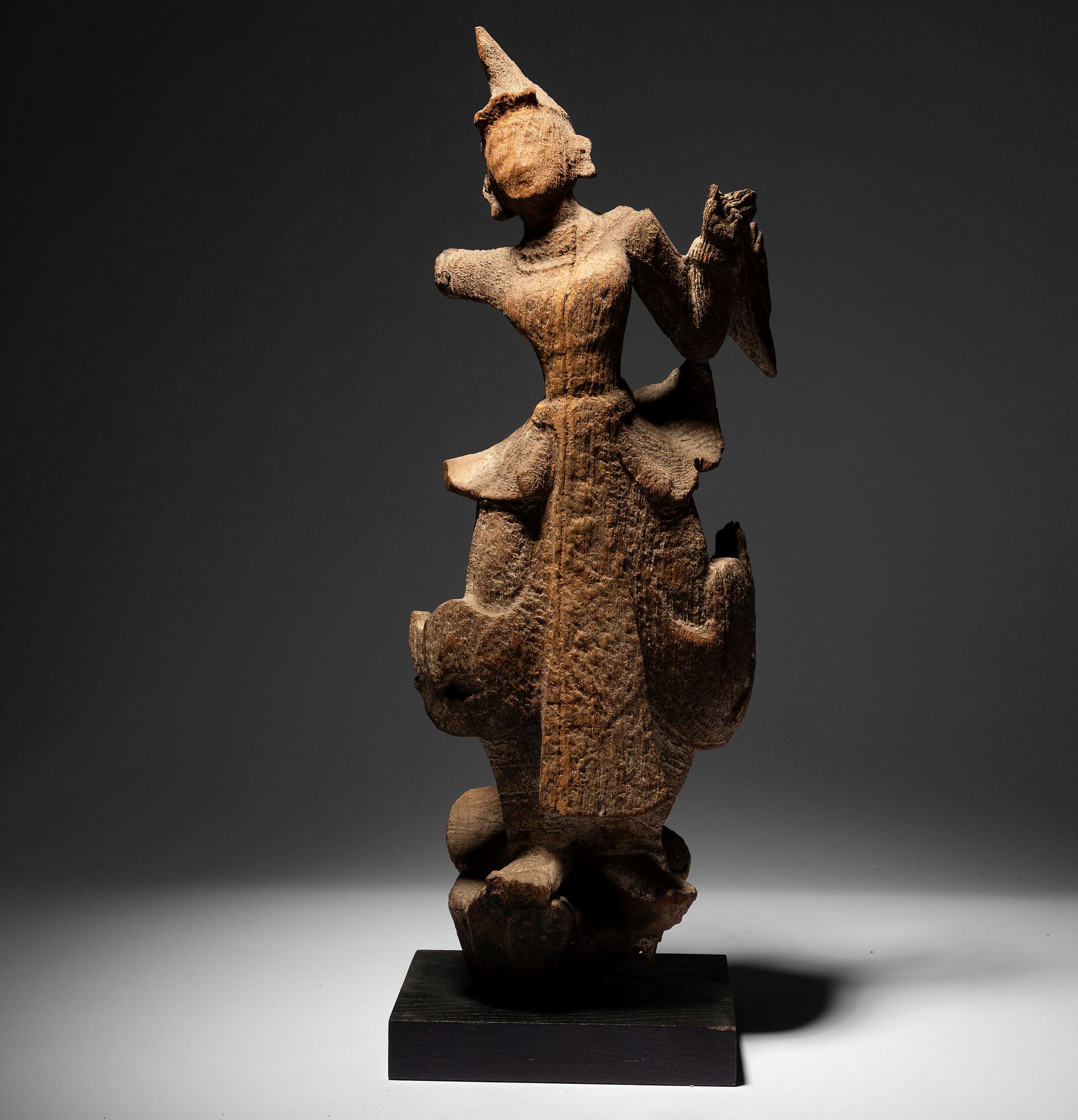 Null A sculpture of Apsara

Burma, 18-19th century

Wood, erosion, visible missi&hellip;