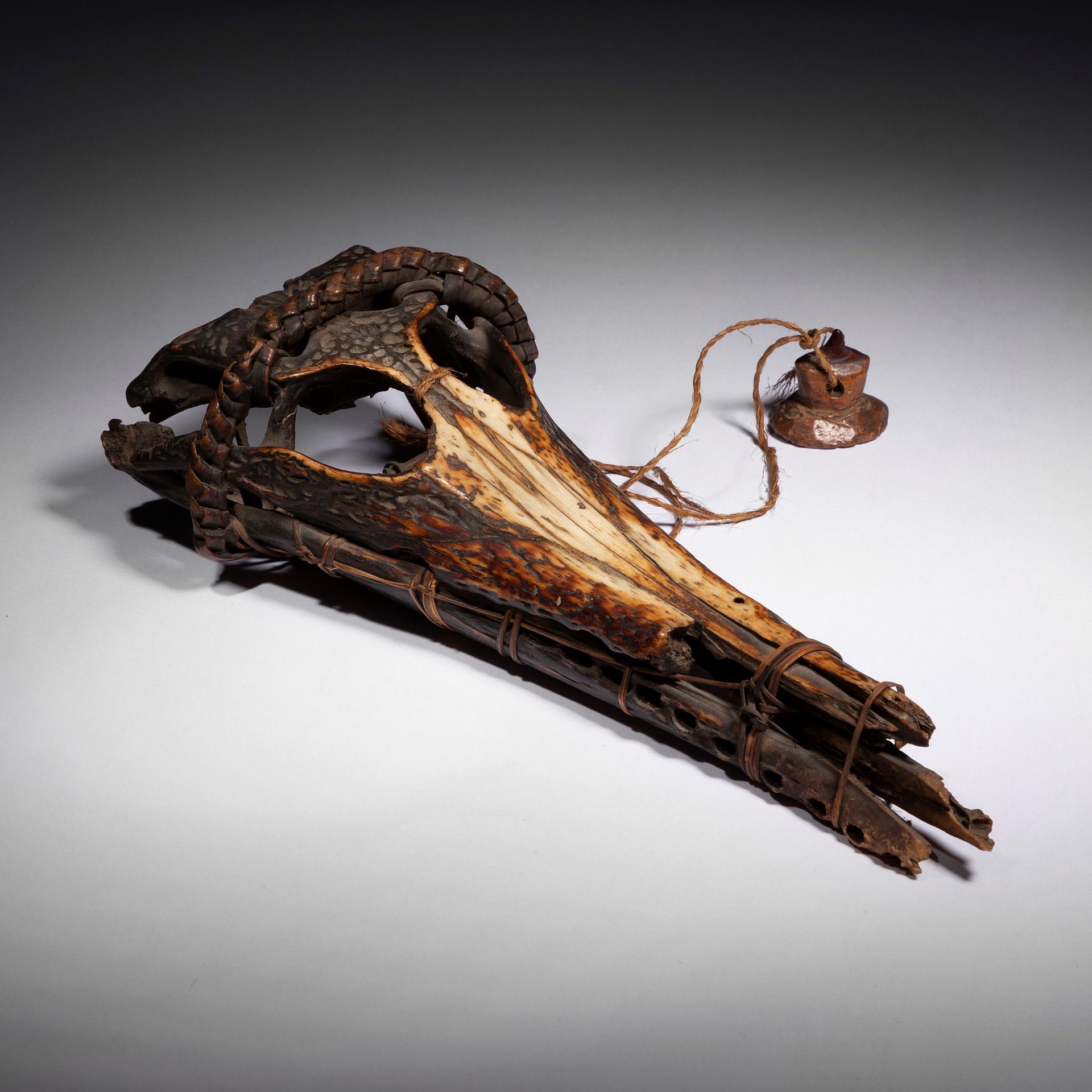 Null 一件罕见的、非常古老的占卜 "物品"，由一个鳄鱼头骨捆绑而成，包括其头部周围美丽的植物纤维辫子，以及用非常坚硬的木材雕刻的占卜摩擦工具。由于向鳄鱼的思&hellip;