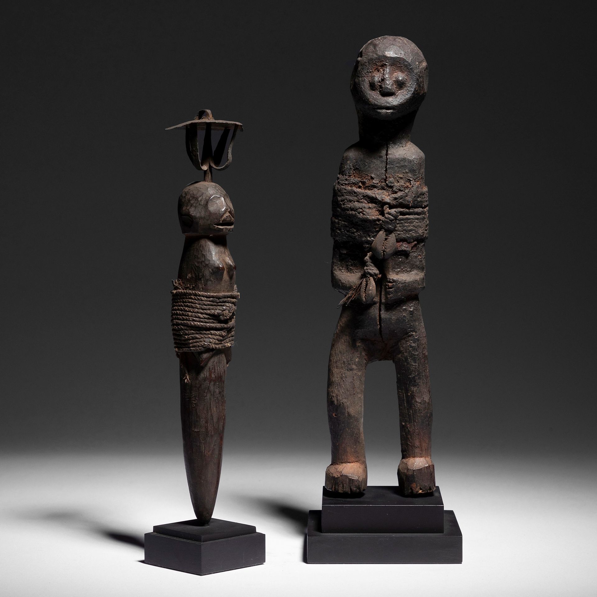 Null 一套两件迷惑和控制的伏都教雕像，其中一件是站立的雕像，另一件是piquet雕像，都是kpoblé（字面意思是 "捆绑的木头"），手臂用绑绳捆绑，阻挡目&hellip;