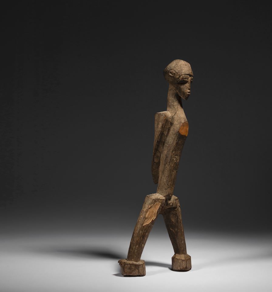 Null Une ancienne statuette batéba, les jambes écartées formant avec le corps un&hellip;