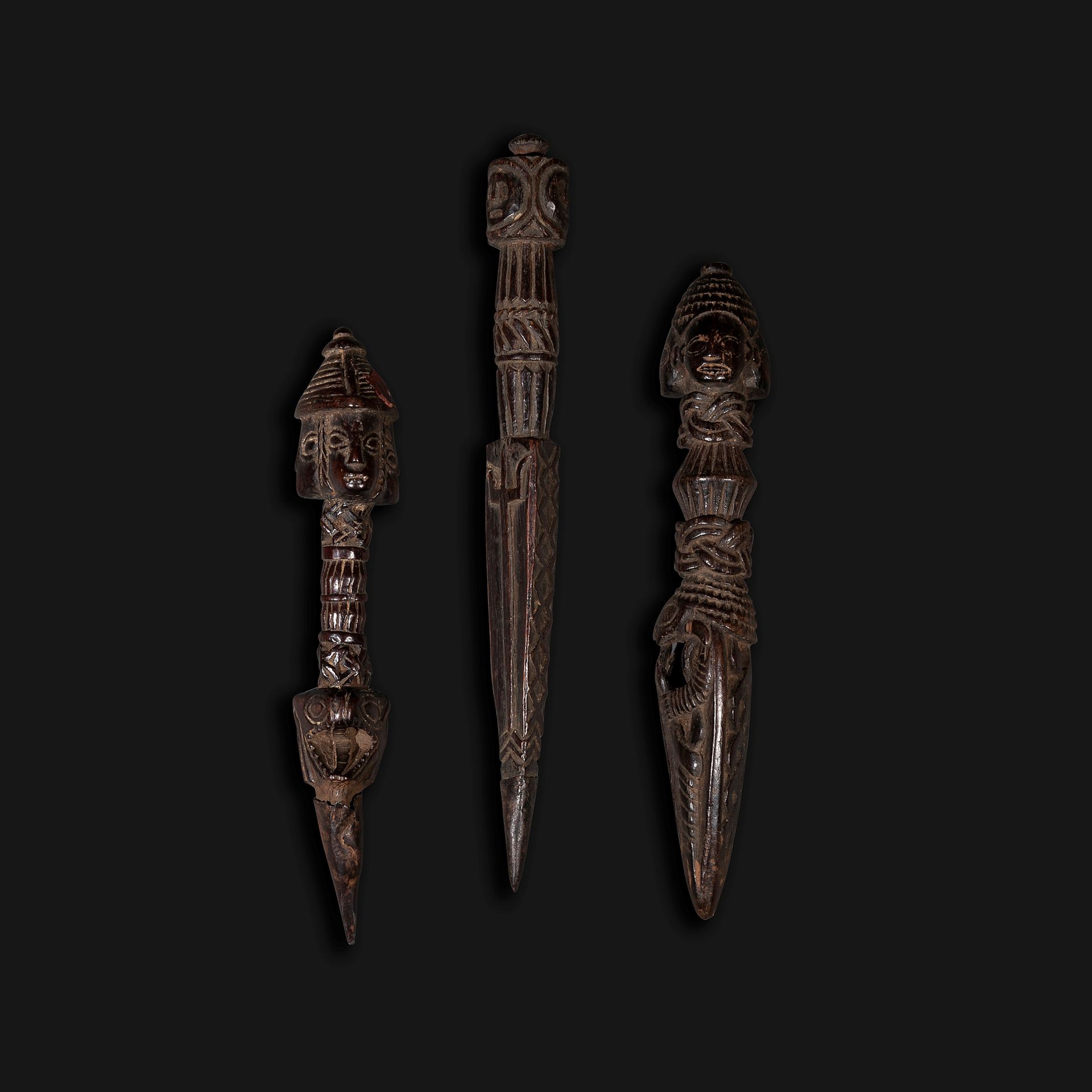 Null 一套三把萨满教的Phurbu仪式匕首。

尼泊尔

木质，使用后有美丽的光泽。

H.20至25厘米



出处 ：

纳丁-维诺-波斯特里收藏，巴黎&hellip;