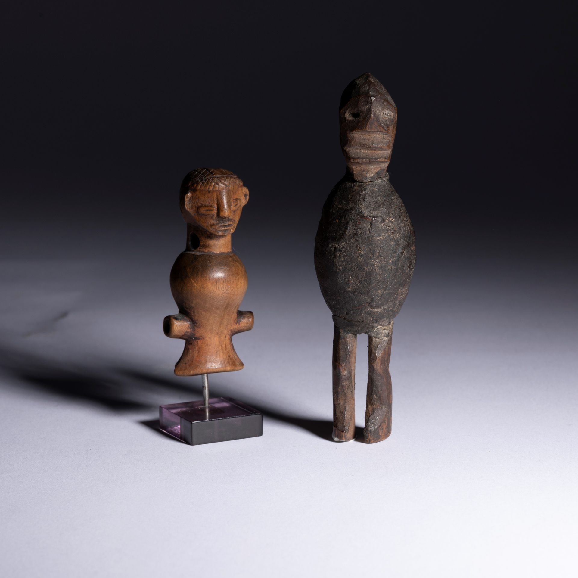 Null 一套哨子和一个微型比特基雕像。

Tchokwe和Téké，安哥拉和刚果民主共和国

木头，树脂，铜锈

H.6.5厘米和11.5厘米



出处 ：&hellip;