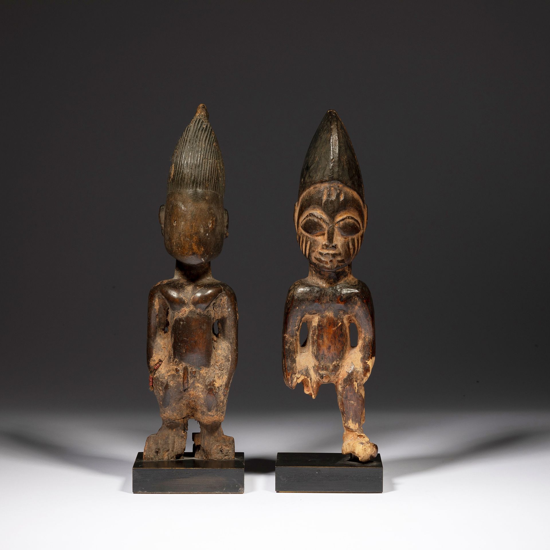 Null 一套两个Ibedji雕像。

约鲁巴人，尼日利亚

木质的，还有一个珠子手镯的残片，有明显的侵蚀和缺失的部分，并且有美丽的使用铜锈。

H.25.5和&hellip;