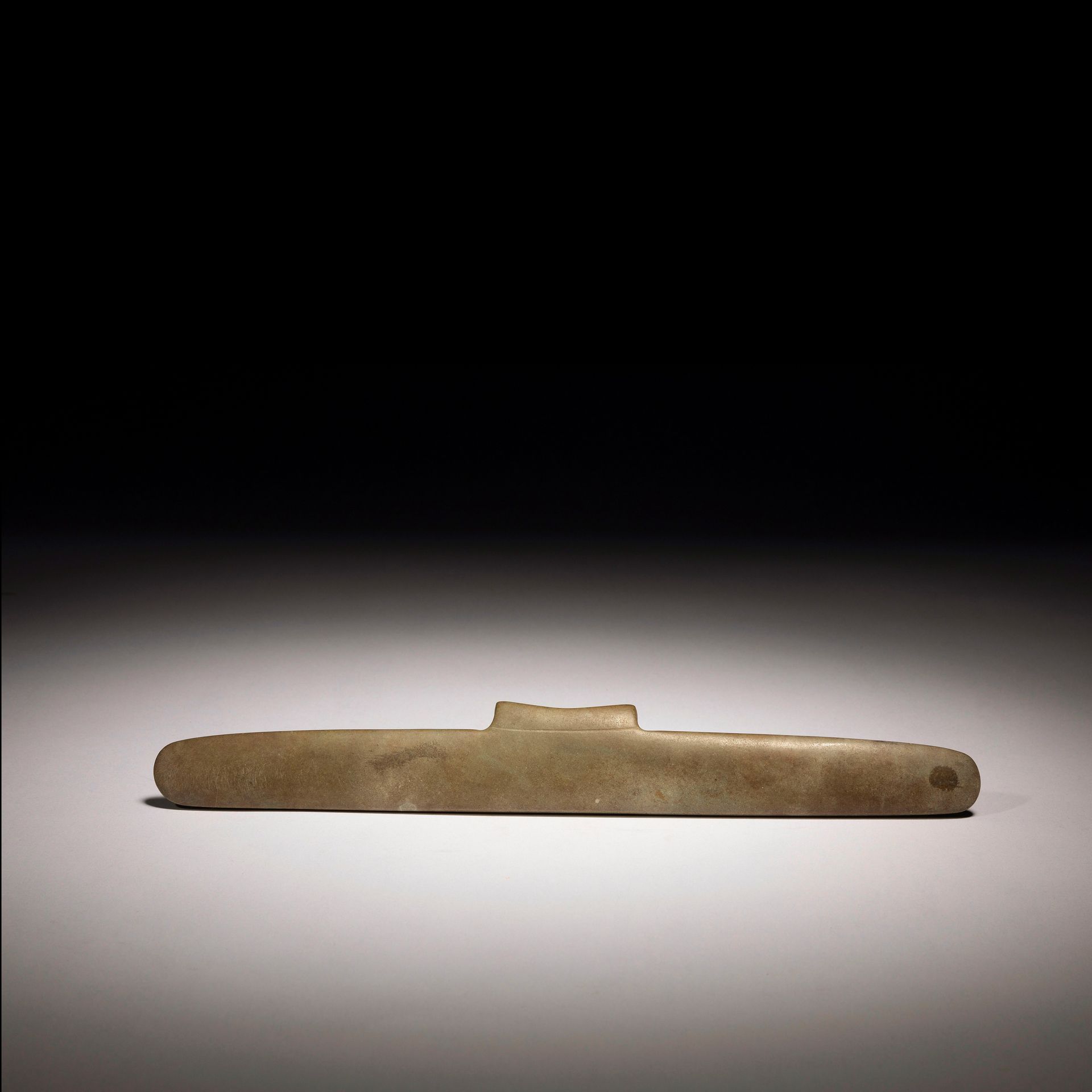 Null 一件古老而美丽的胸针吊坠，造型为翅膀，正面刻有图案。

泰罗纳文化，约公元1000年、

哥伦比亚

绿色的石头，有氧化铁的痕迹，美丽而古老的光泽。
&hellip;