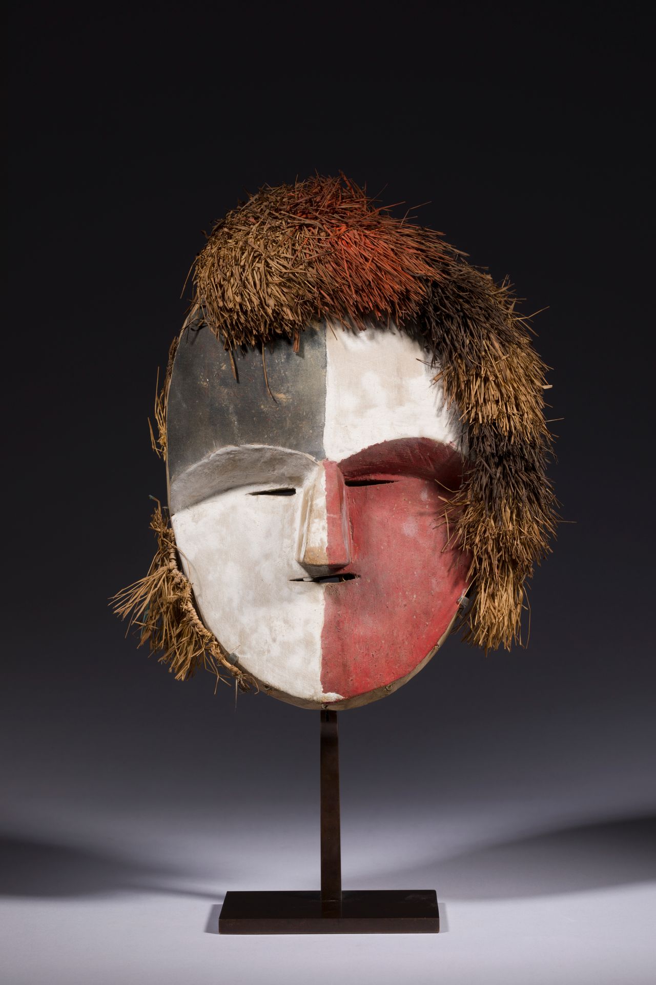 Null Antigua y bella máscara policromada con su antiguo adorno de fibras vegetal&hellip;