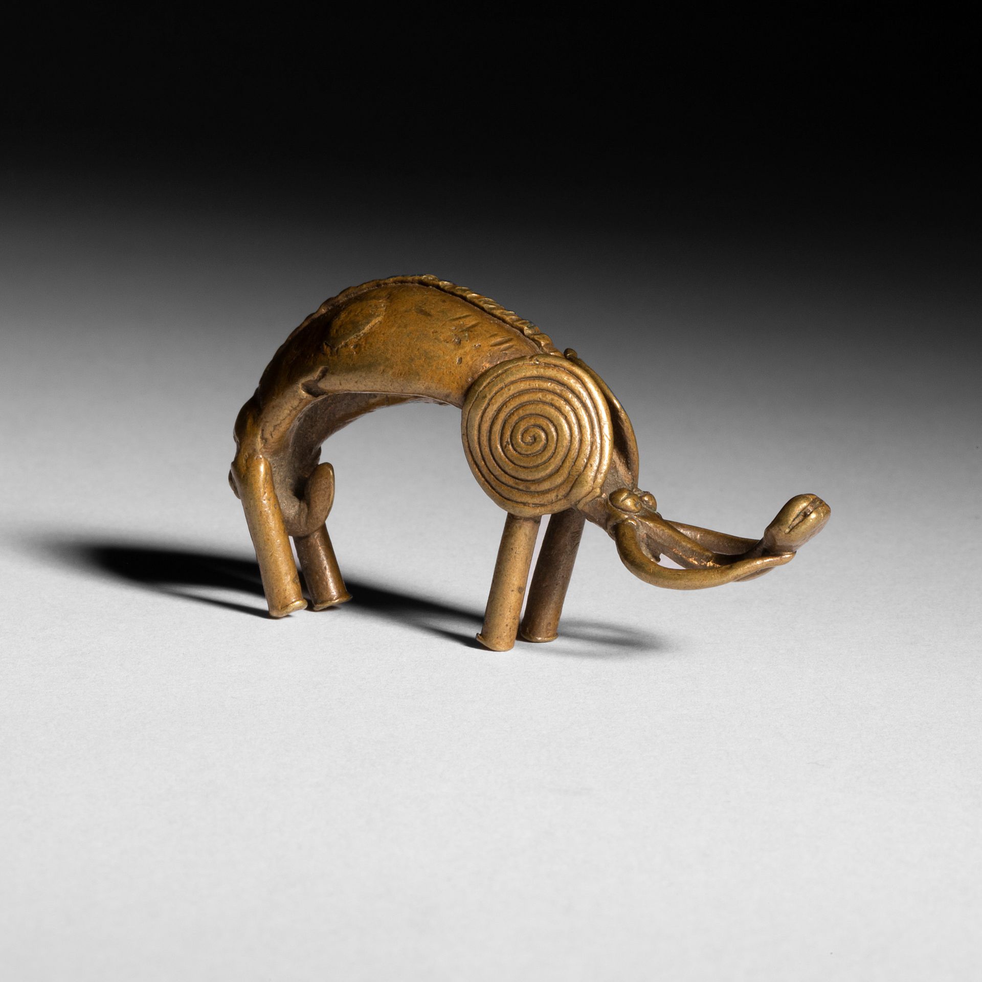 Null 一件代表大象的华丽的金质砝码标本。

阿肯语，象牙海岸或加纳

黄铜，非常漂亮，有使用过的古老的铜锈。

长：6.5厘米



出处 ：

收藏品：安&hellip;