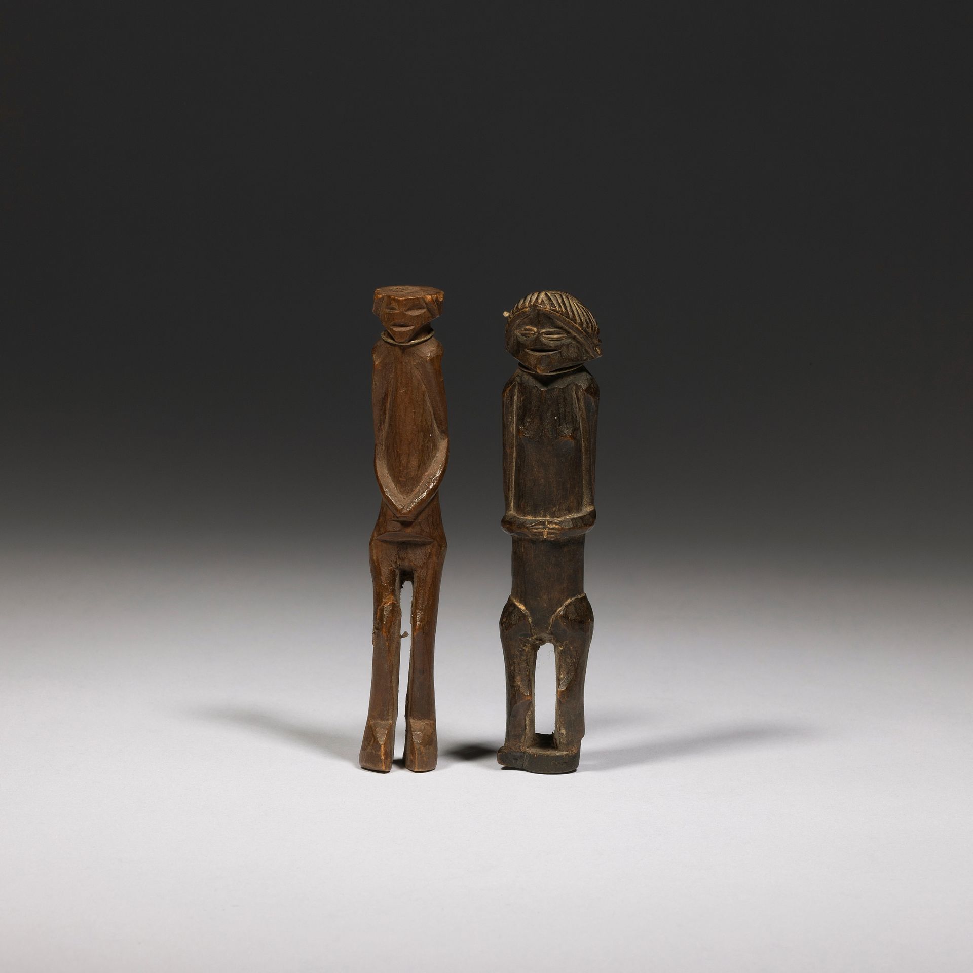 Null *一套两件微型图菲勒雕像，用于占卜。

Tchokwe，安哥拉

木质，事故，修复（破损和胶合，原始部分），使用的铜锈。

H.11.1厘米和10.9&hellip;