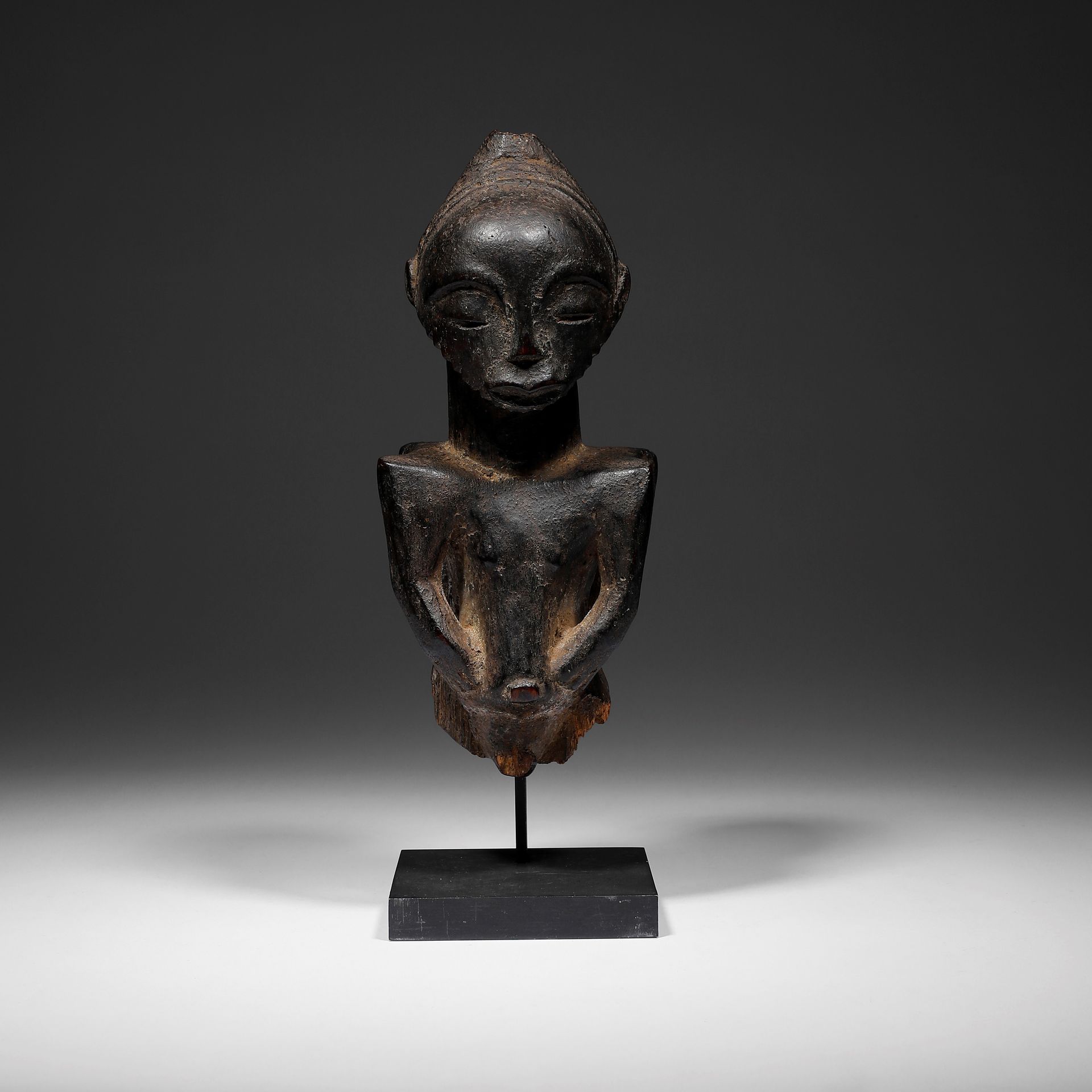 Null 古代雅努斯-卡贝贾-马库阿雕像的一个残缺的半身像。卡贝贾是赫马族崇拜中必不可少的男女雅努形物品，包括祖先崇拜。这个标本显示了一种美丽的古老风格。 

&hellip;