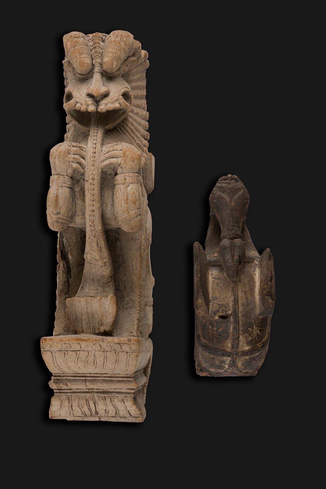 Null 一组两个古老的雕塑，可见支撑屋顶的建筑元素，代表了印度神话中的两种动物：一个亚利也叫维亚拉和一个马。

尼泊尔，18世纪或更早

H.57和32厘米
&hellip;