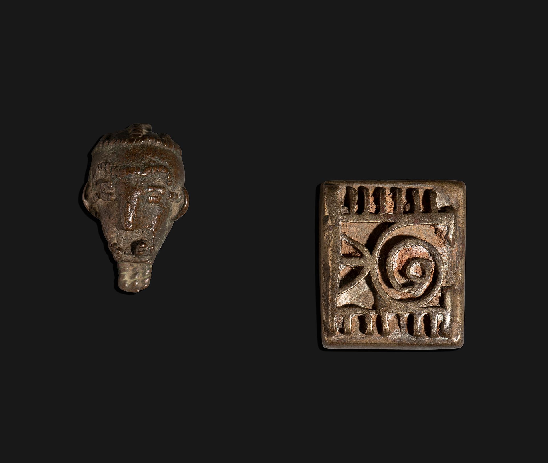 Null 一套两个金质砝码，其中一个代表了一个古老而又美丽的扎着辫子胡须的赞皇头像。

阿肯族，象牙海岸或加纳

青铜、黄铜和其他铜合金，漂亮的铜锈。

H.3&hellip;