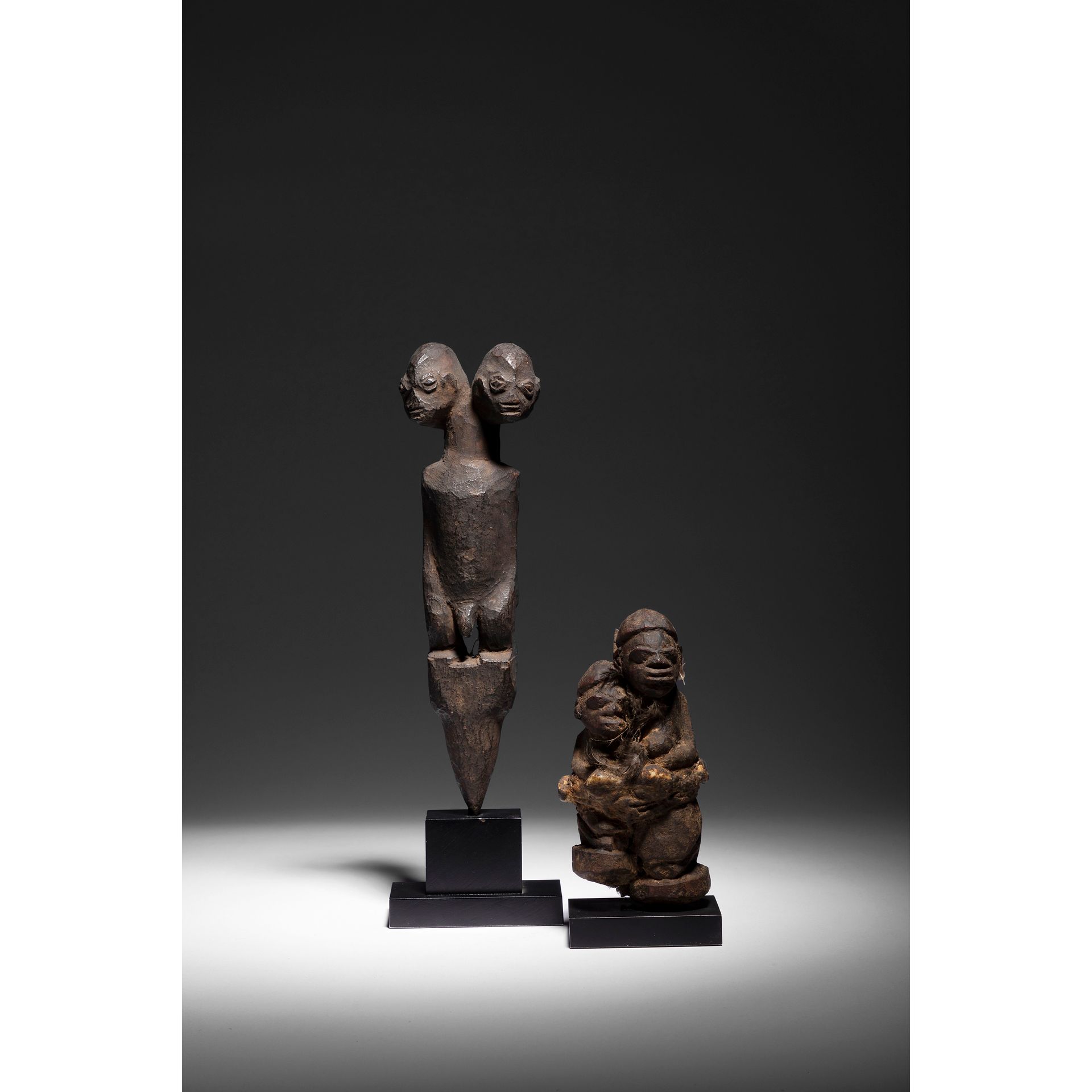 Null Un lot réunissant deux statuettes bocio doubles, dont une rare statuette pi&hellip;