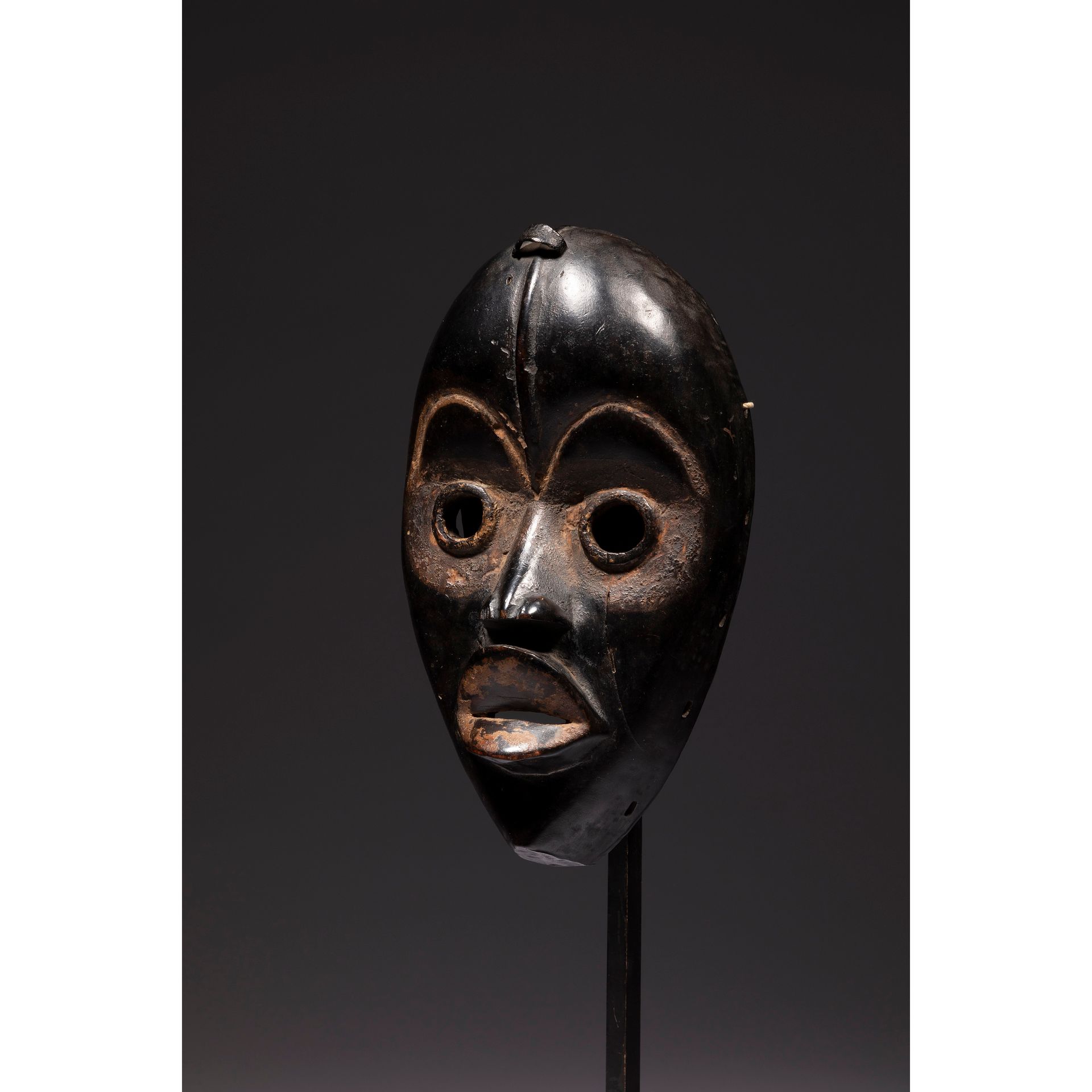 Null 这是一个古老而美丽的面具，具有强烈的表现力，眼睛呈圆形，额头上有一个大的中线疤痕浮雕装饰，其两个大拱门是空心雕刻的。

丹，象牙海岸

木头，铁，遗留&hellip;
