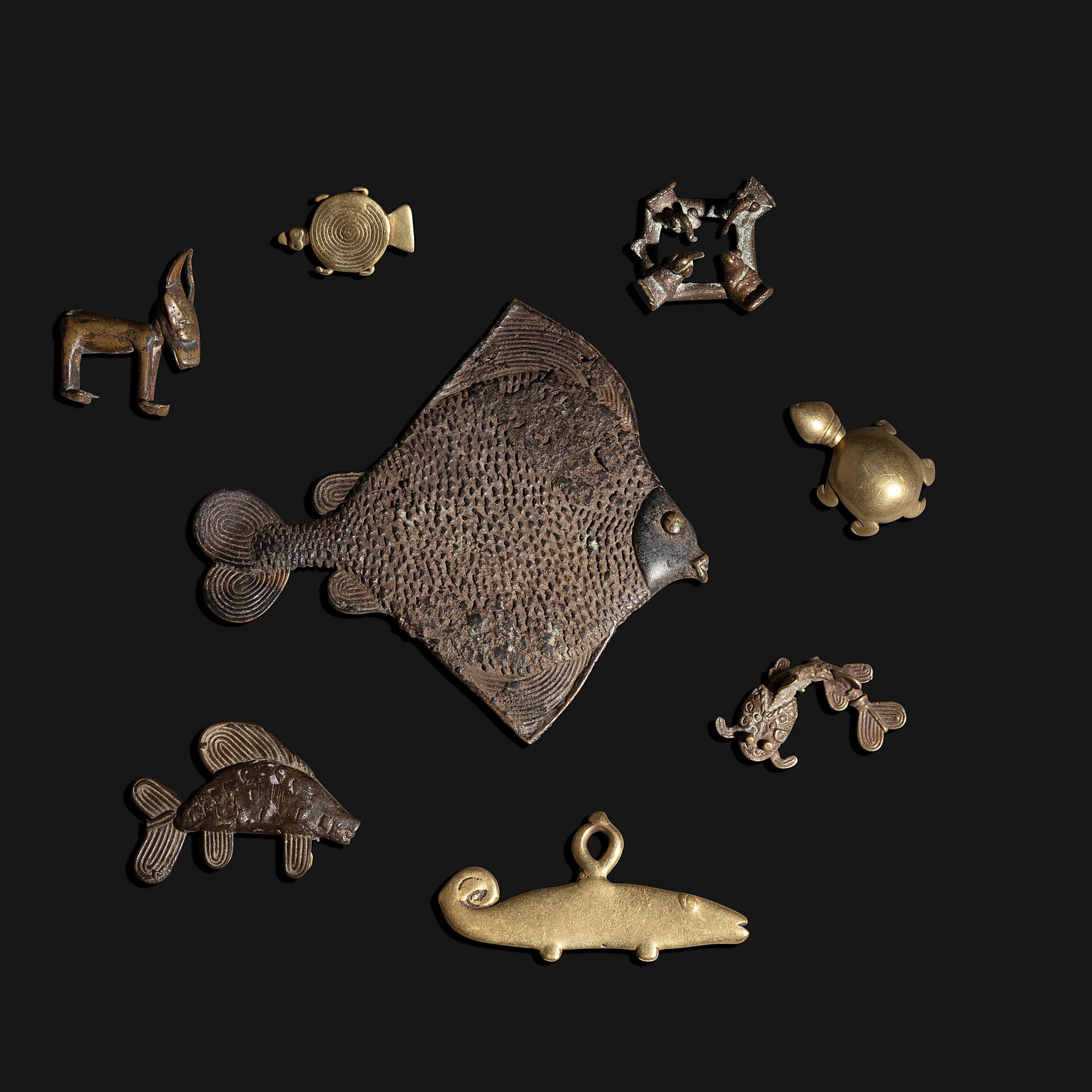 Null A lot of eight gold weights and zoomorphic pendants, including several fish&hellip;