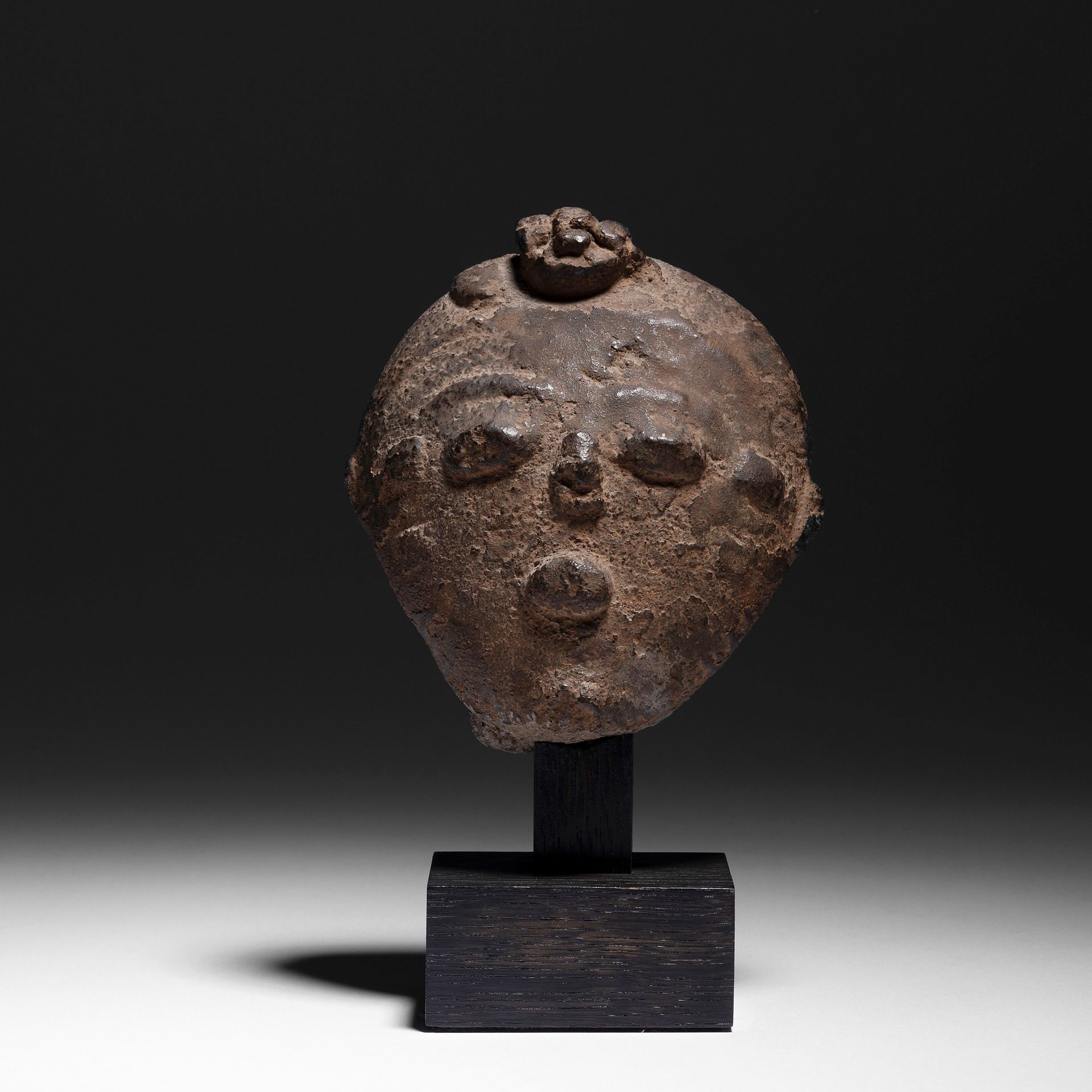 Null Antica e bella piccola testa commemorativa, spesso chiamata Krinjabo, prove&hellip;