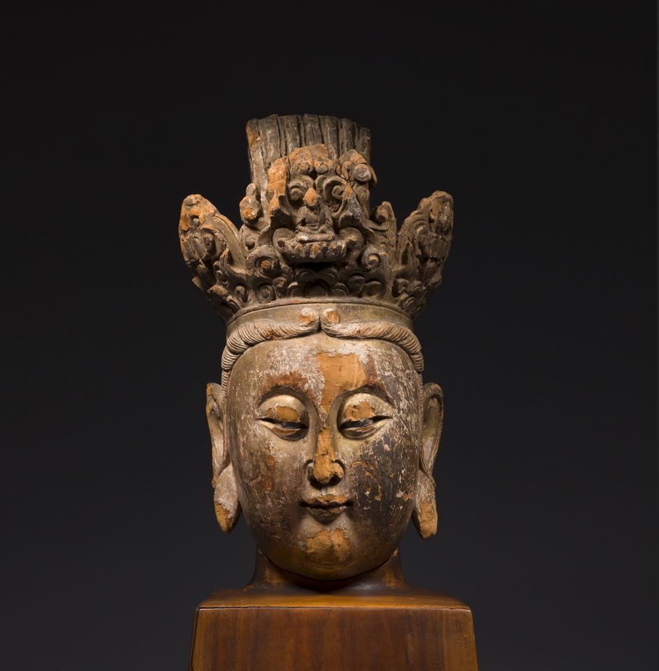 Null Ein alter und schöner Kopf von Guanyin aus Holz mit Lackspuren, mit halb ge&hellip;