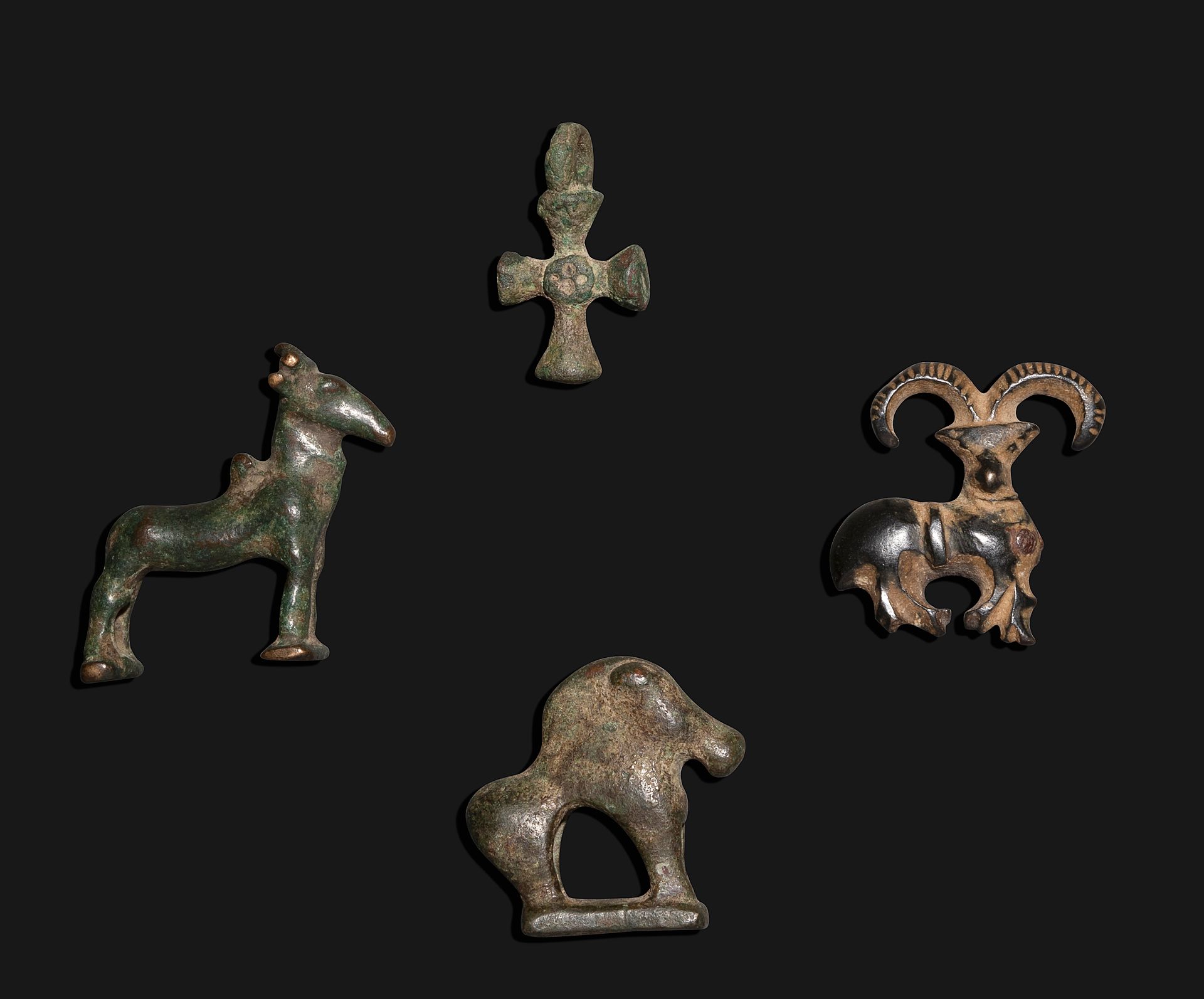 Null 一件拍品收集了一个非常漂亮的代表山羊的腓骨，两个放大的青铜器，和一个小吊坠。

鲁里斯坦，古代和中世纪，伊朗

青铜器，非常漂亮的古代氧化绿色斑纹

&hellip;
