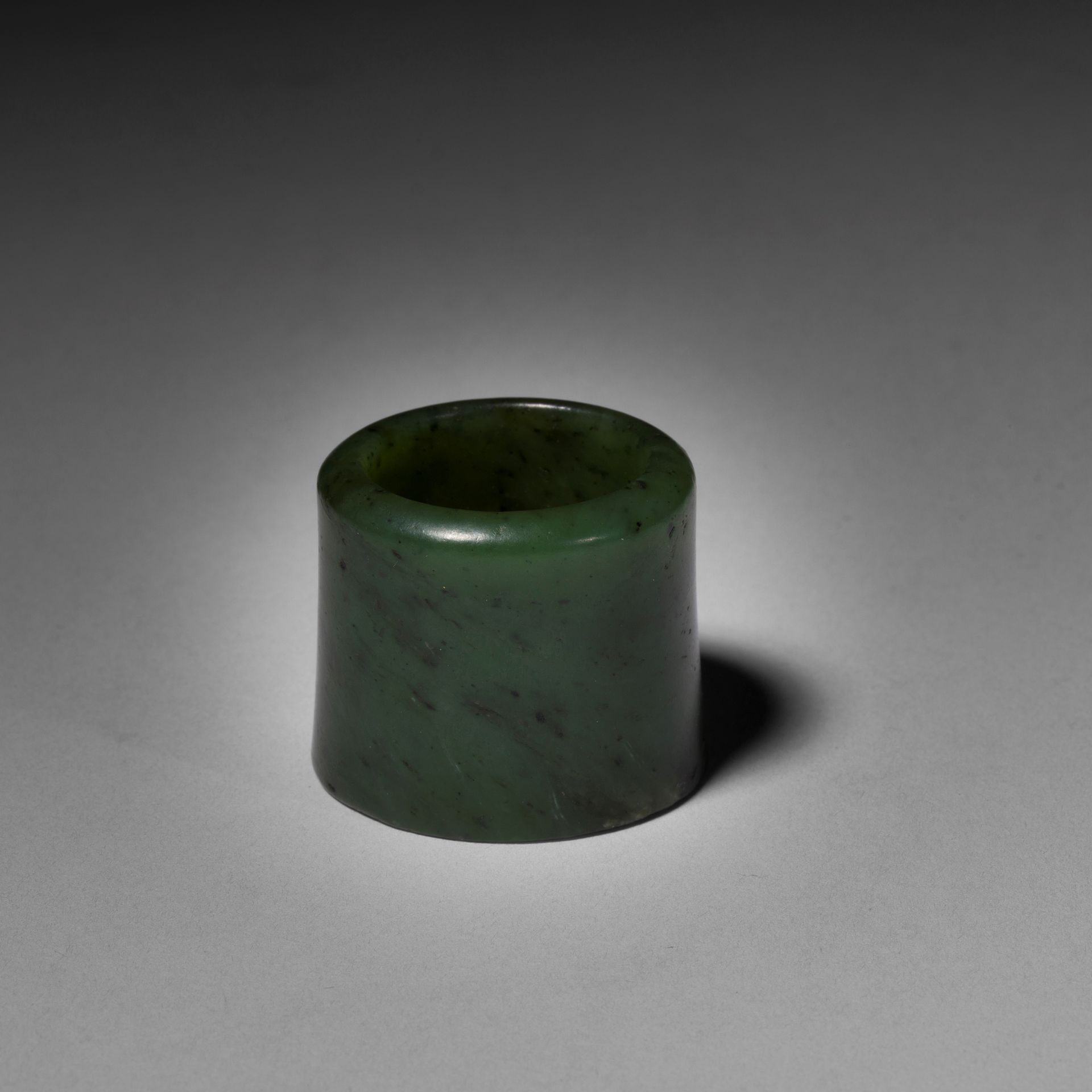 Null An archer's ring

China

Polished jade, beautiful patina

H. 2,5 cm

Proven&hellip;