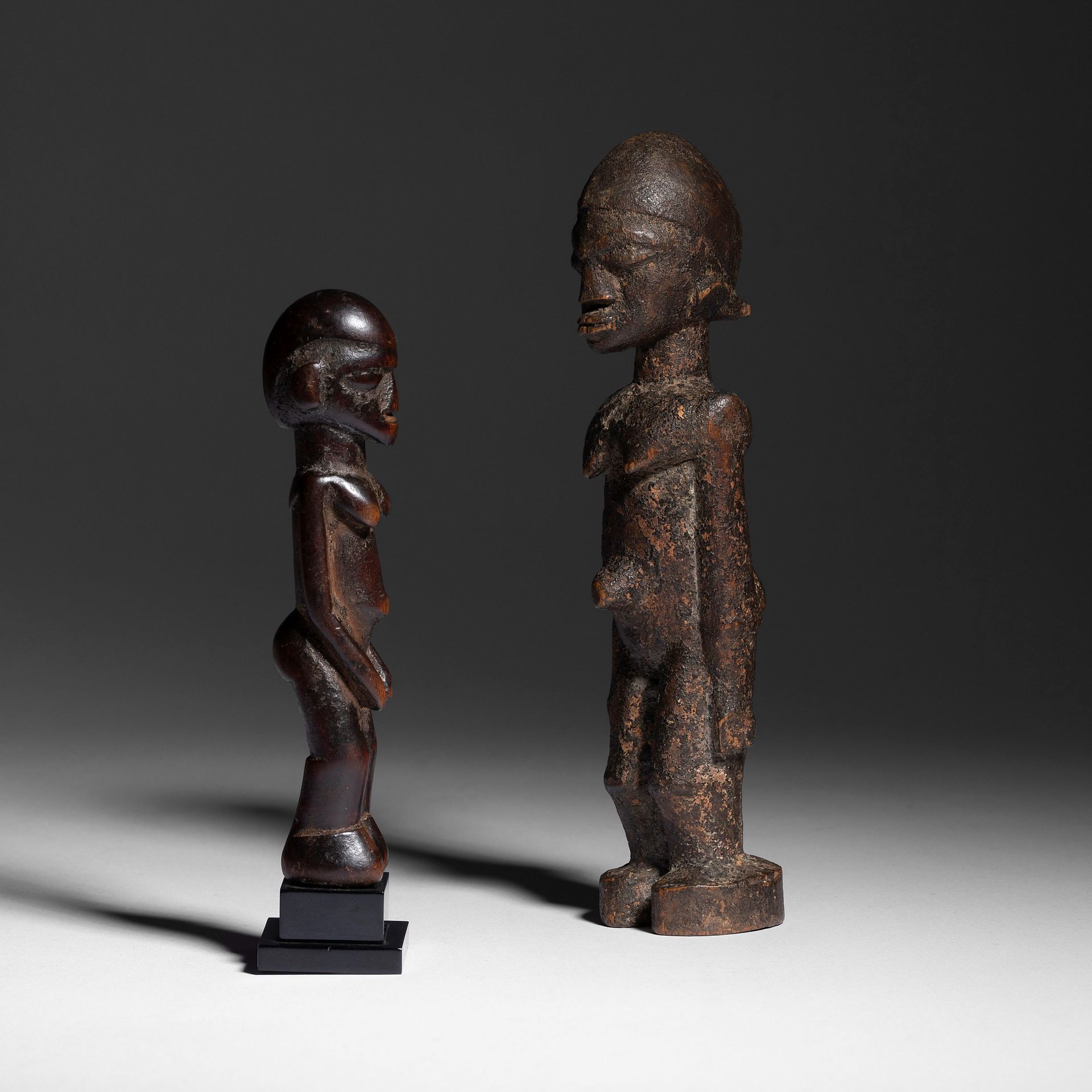 Null 一套两件彭比拉型的巴特巴雕像，其中一件有祭祀用的青铜器，据D.Bognolo说是被一个治疗师转移的，见Lobi, visions d'Afrique,&hellip;