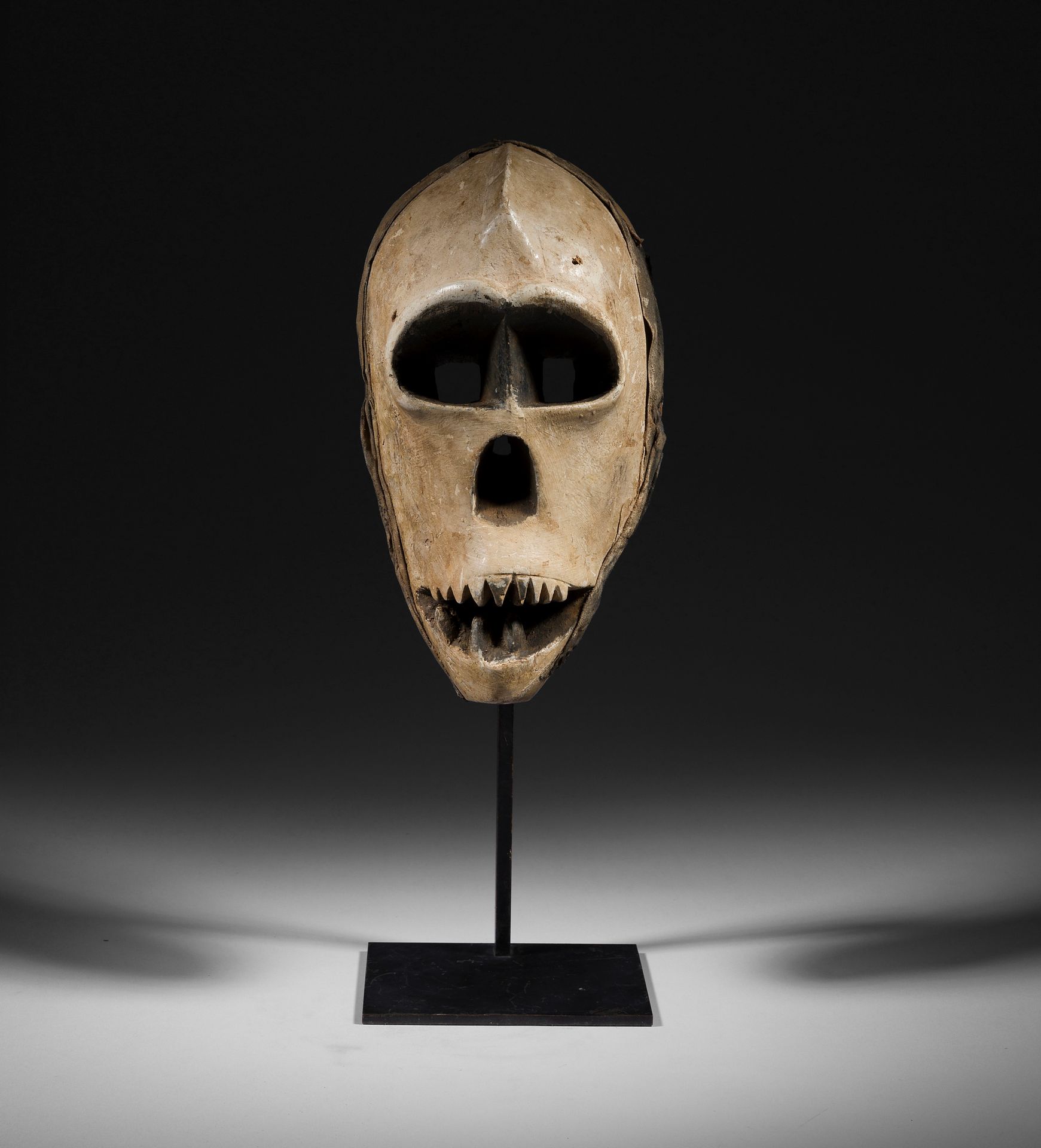 Null 一个罕见的Moveï面具，象征着死亡，或者更确切地说，是一个大猩猩面具。这个古老的面具，尽管有进口油漆的白色多色，但它见证了内部非常氧化的木材，以及明&hellip;