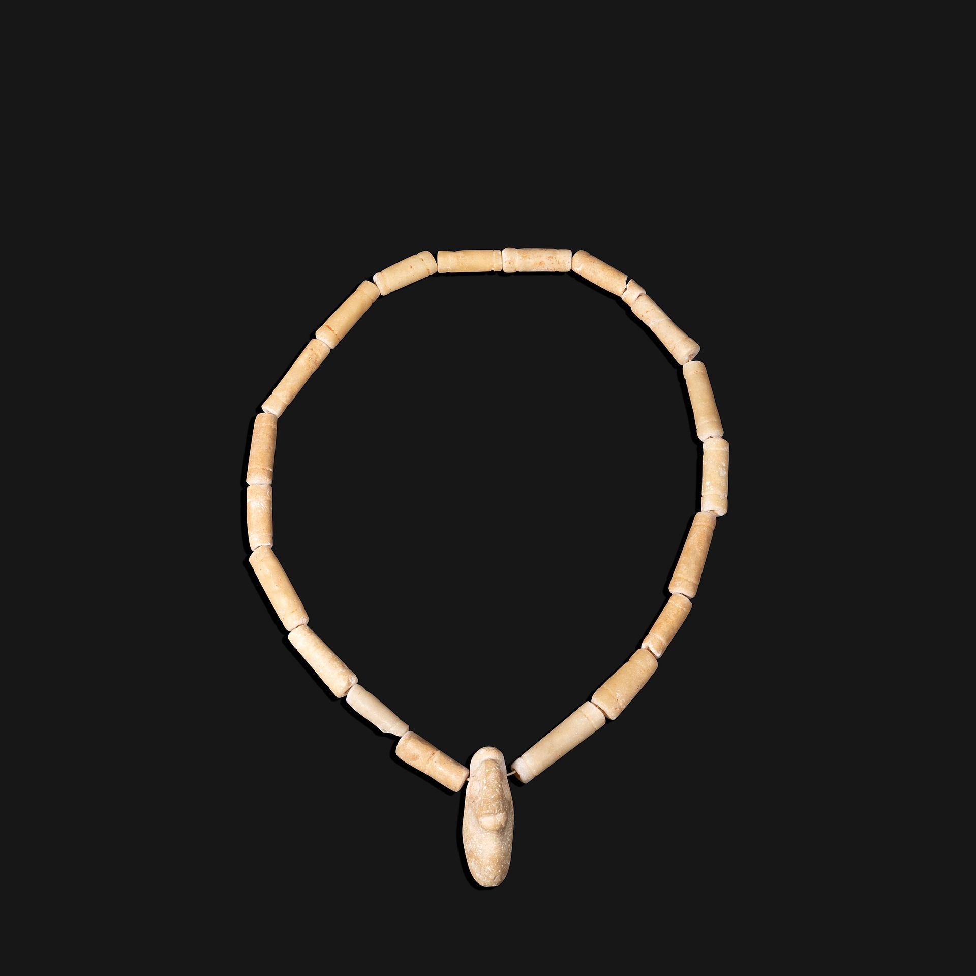 Null Eine alte Halskette aus Alabasterröhren mit einem Terminal in Form eines Ti&hellip;