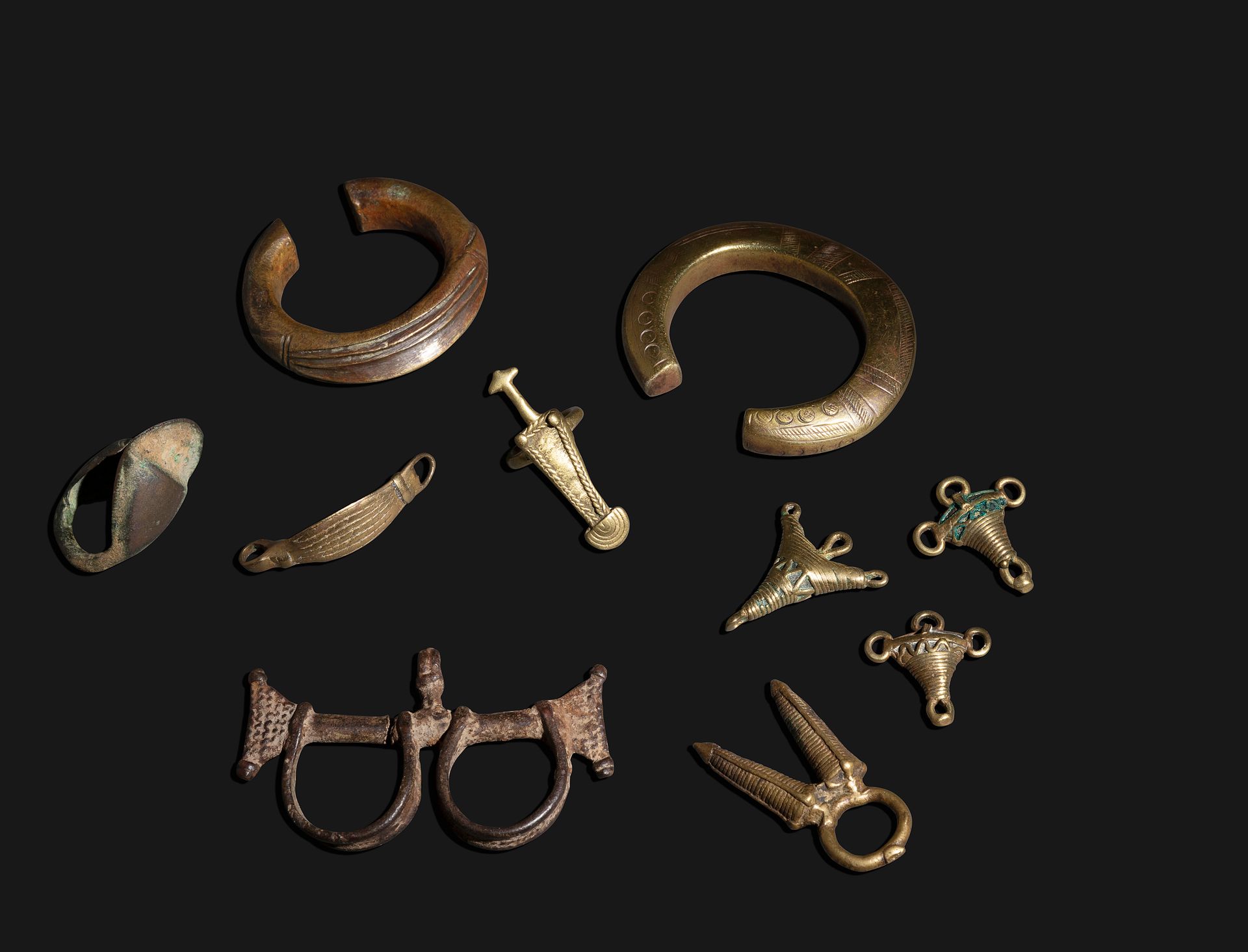Null 一件拍品包括三个古老的戒指，其中一个有一把匕首，还有一个非常古老的戒指，其形状与马具有关，四个护身符吊坠，两个手镯，以及一个重要和罕见的奴隶手镯形式的&hellip;