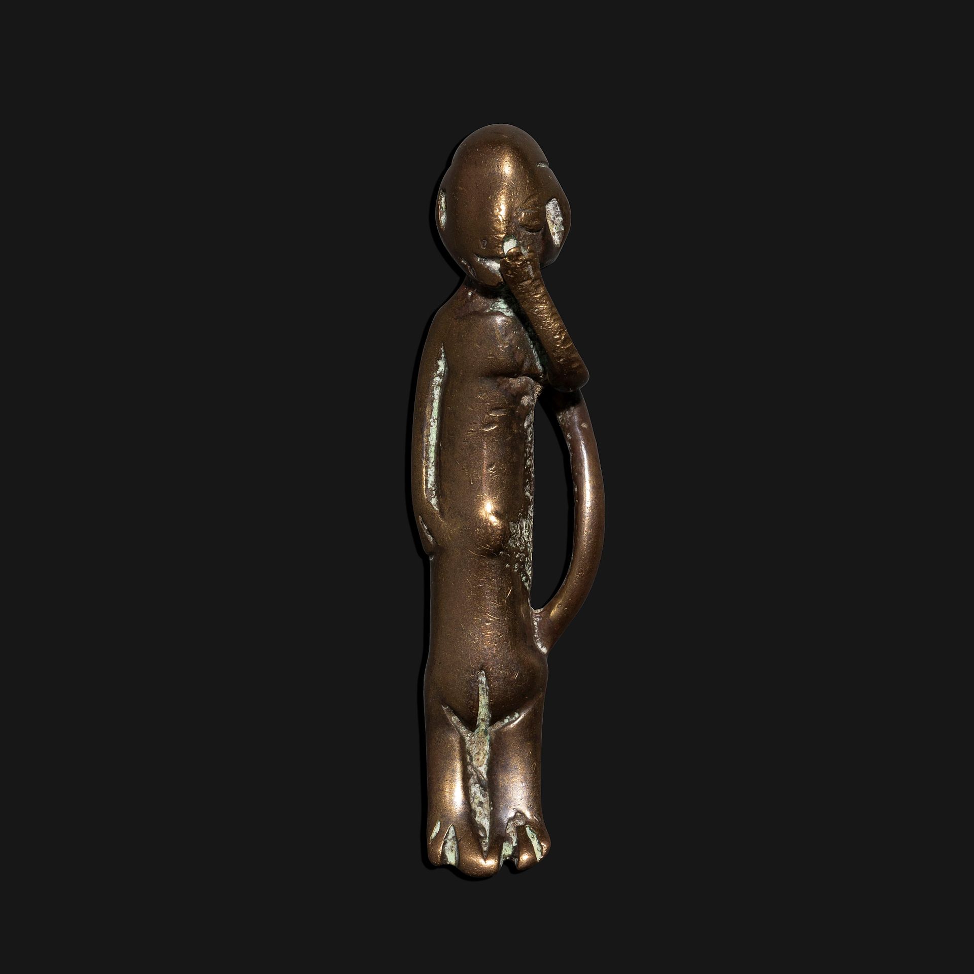 Null Antico amuleto antropomorfo pendente, con la mano sinistra che copre il vol&hellip;