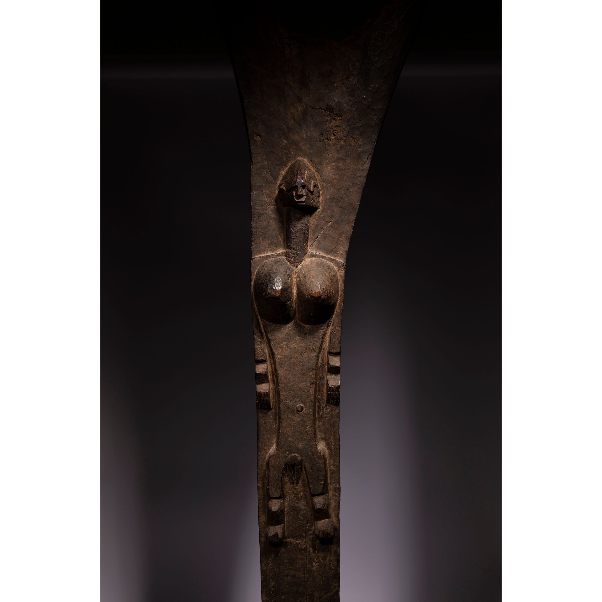 Null Un antico palo decorato con una bella figura femminile dai seni prominenti &hellip;