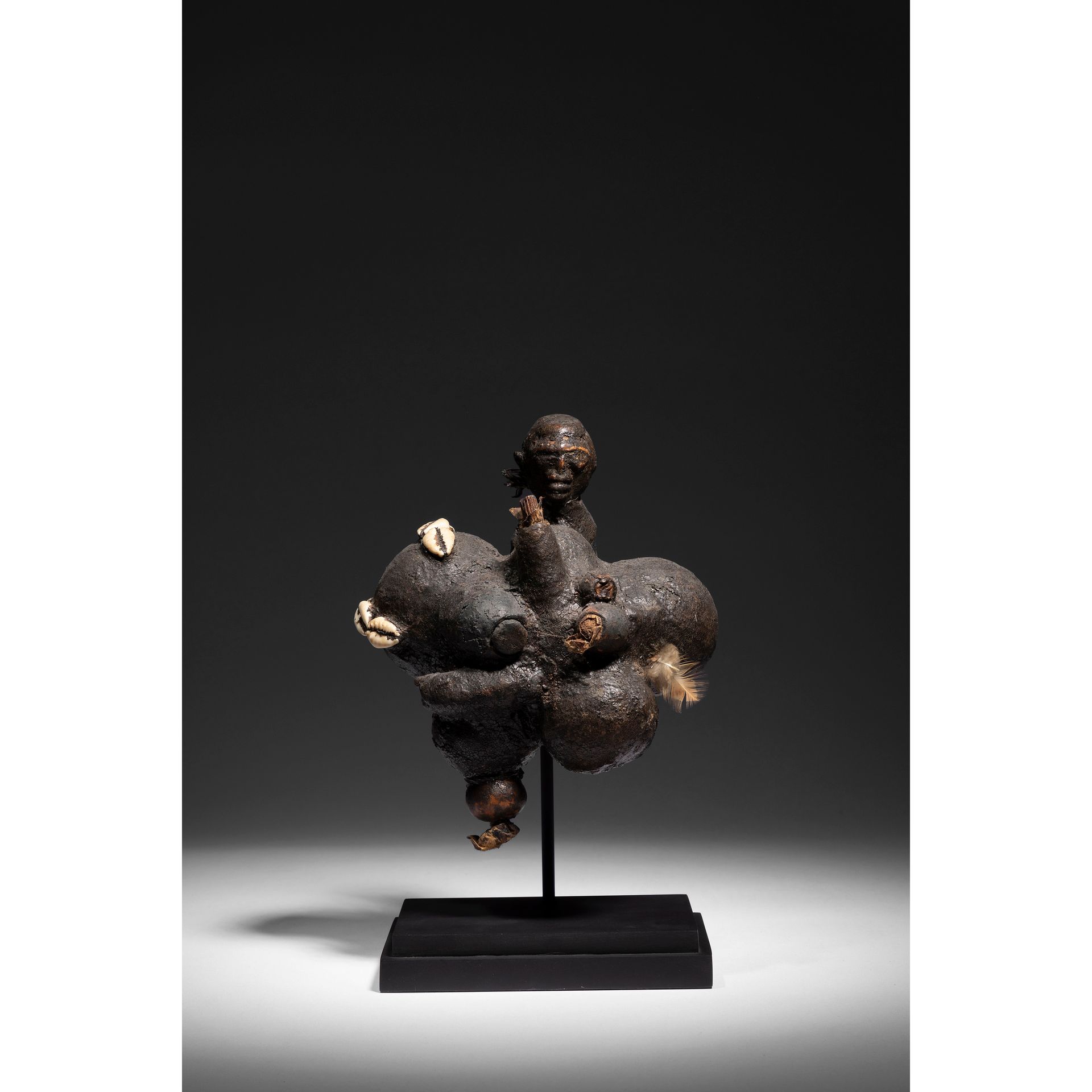 Null 一个非常有趣的男性伏都教雕像，其葫芦在方贝语中被称为tchégo（字面意思是 "力量的葫芦"），附在雕像的前面，含有各种被称为kpe或fo的粉末元素，&hellip;