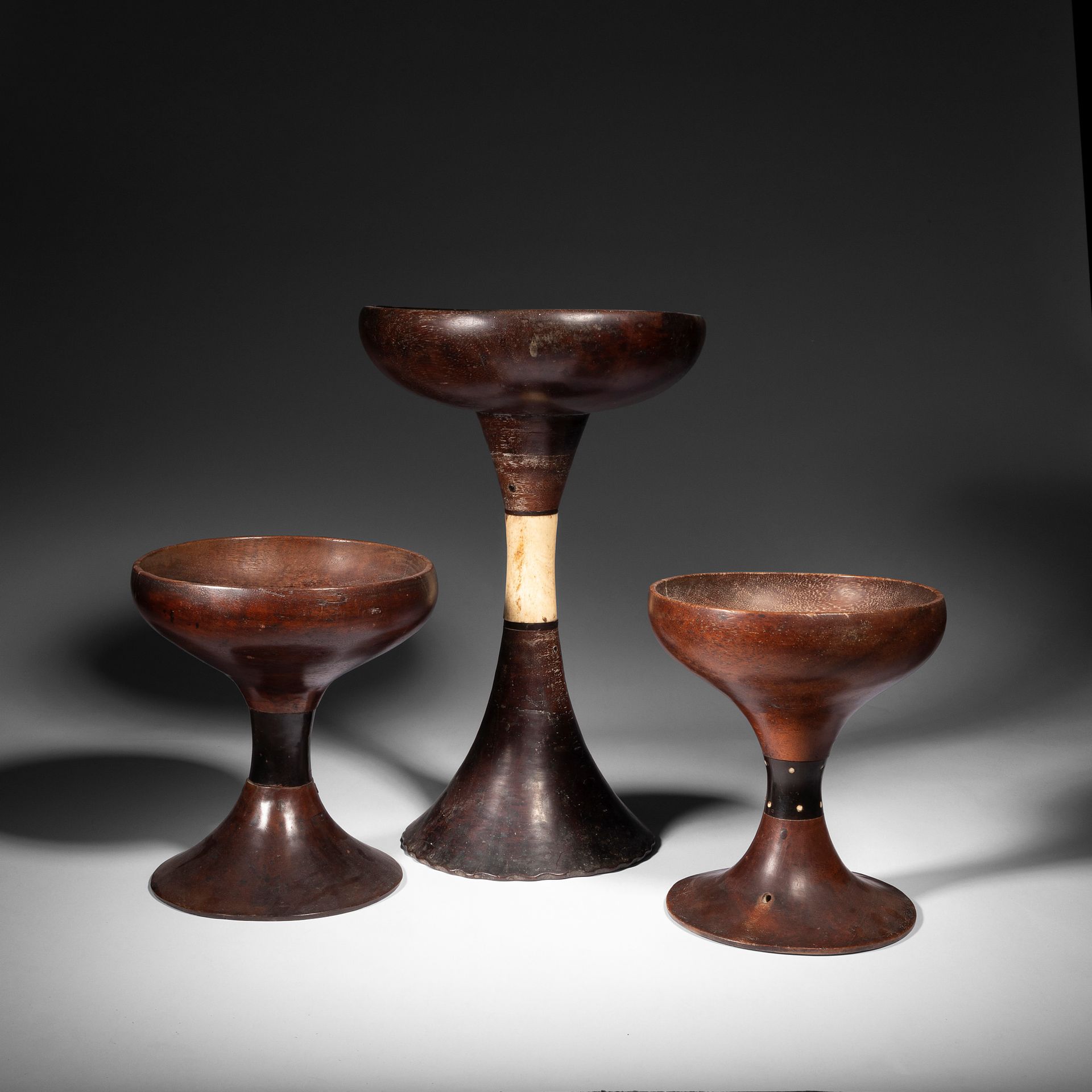 Null A lot gathering three very beautiful and old mortised dulong cups, one of t&hellip;