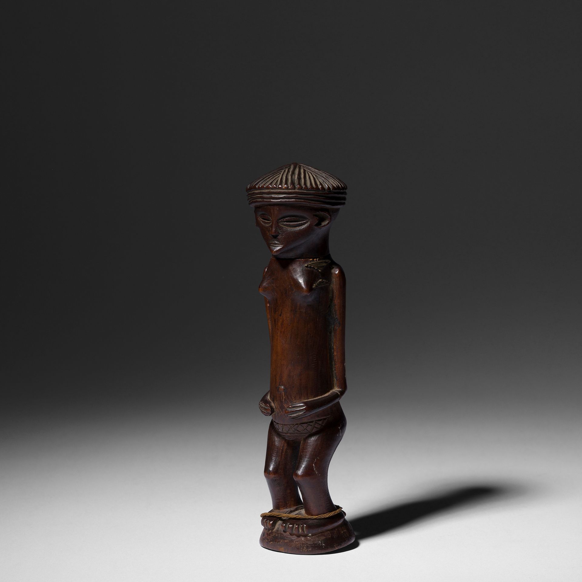 Null *一个有可拆卸的头和颈部的容器雕像，腹部下部有疤痕，身体被掏空，它可能是一个鼻烟盒雕像，其传统在安哥拉很有名，但它也可能是一个更罕见的雕像，就像离卡松&hellip;