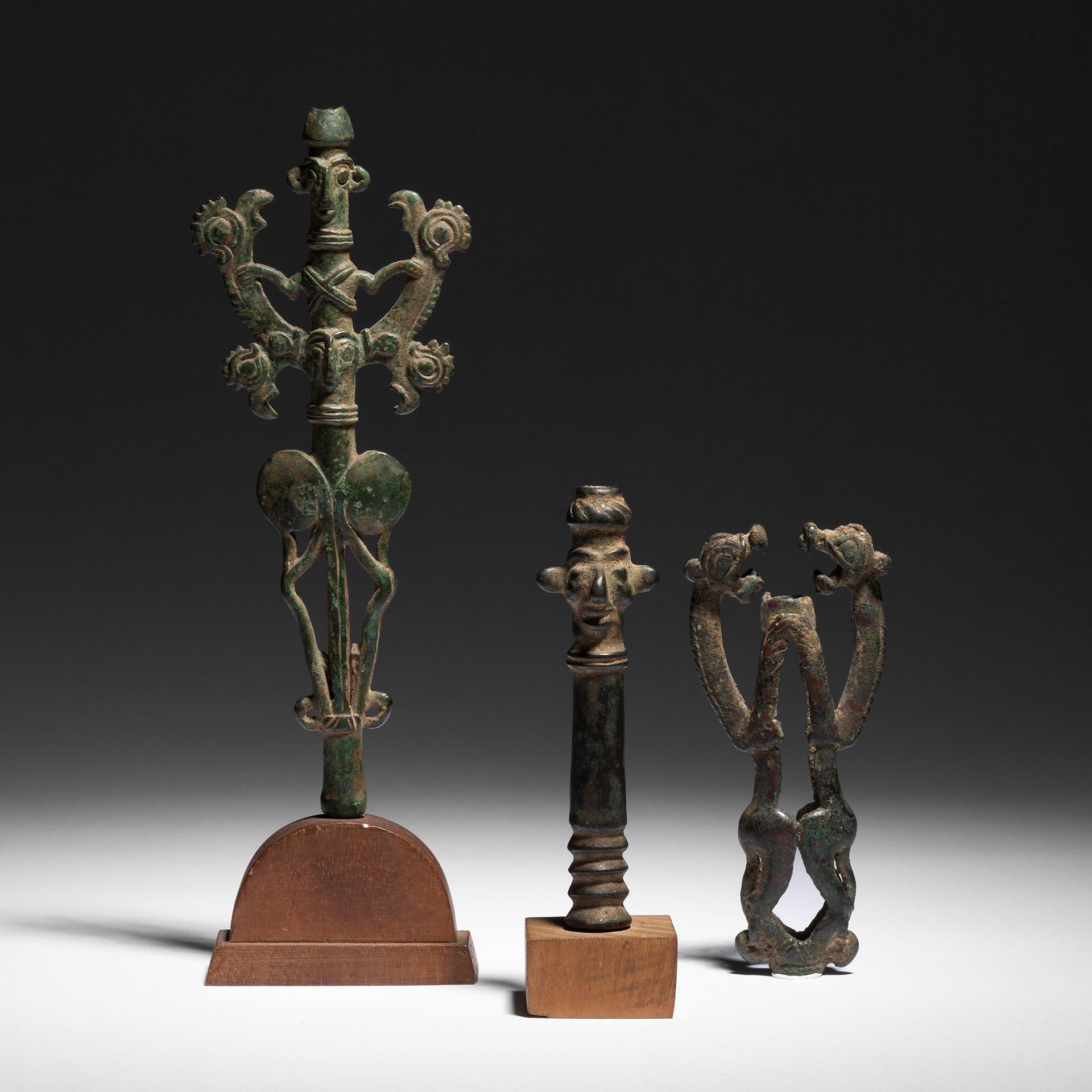 Null 一批两件双面拟人神像，其中一件是代表动物主人的大神像，另一件是代表两只猫科动物对峙的针座。

鲁里斯坦，公元前900年，伊朗

青铜器，非常漂亮的岁月&hellip;