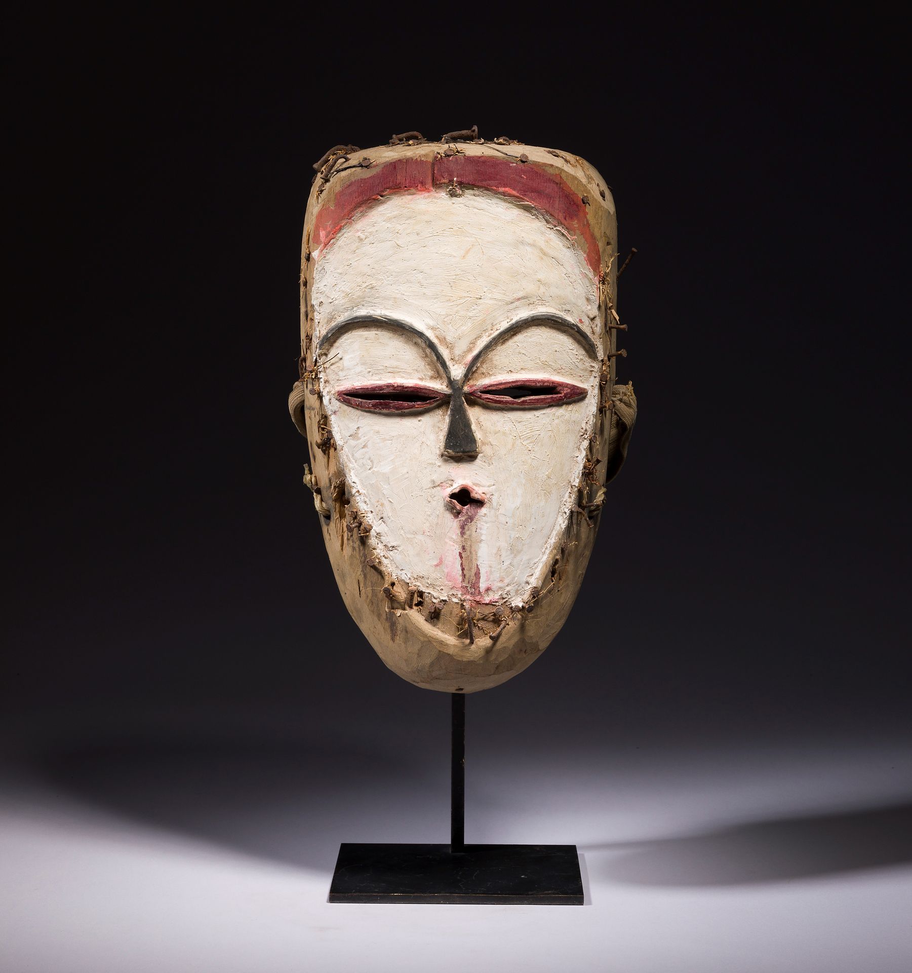 Null Un masque polychrome de cérémonie du Bwiti aux grandes arcades sourcilières&hellip;