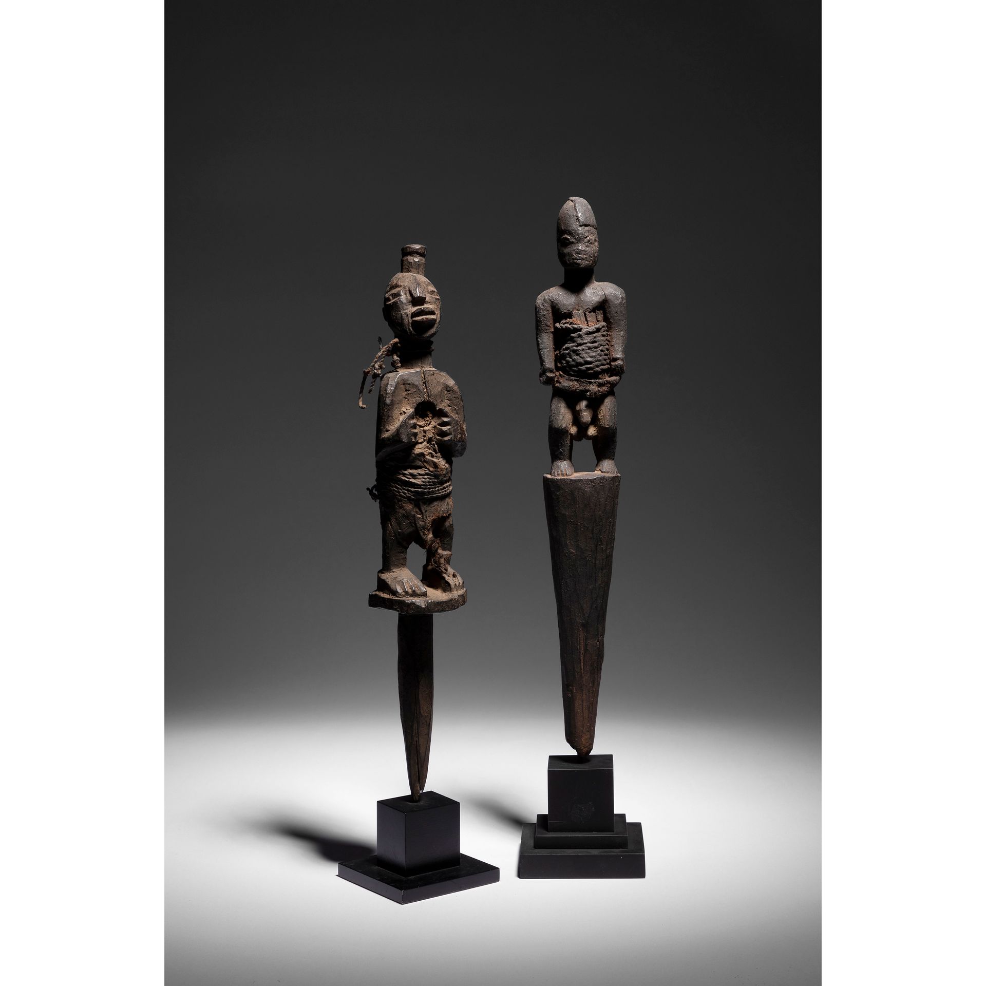 Null Ein Set mit zwei sehr alten männlichen Voodoo-Pick-Statuetten, die als Füße&hellip;