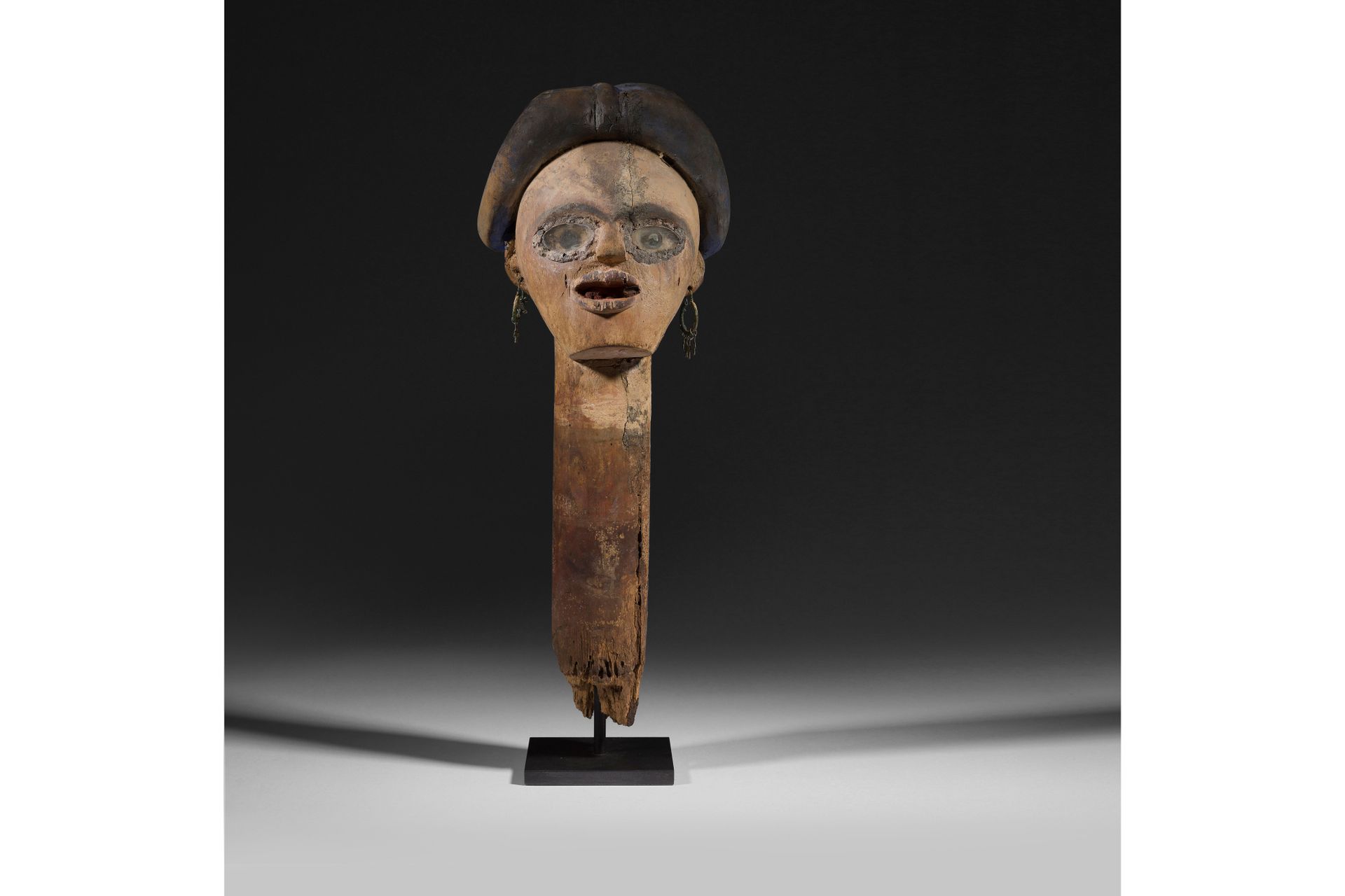 Null Une ancienne et imposante figure de reliquaire mbumba bwiti polychrome, aux&hellip;