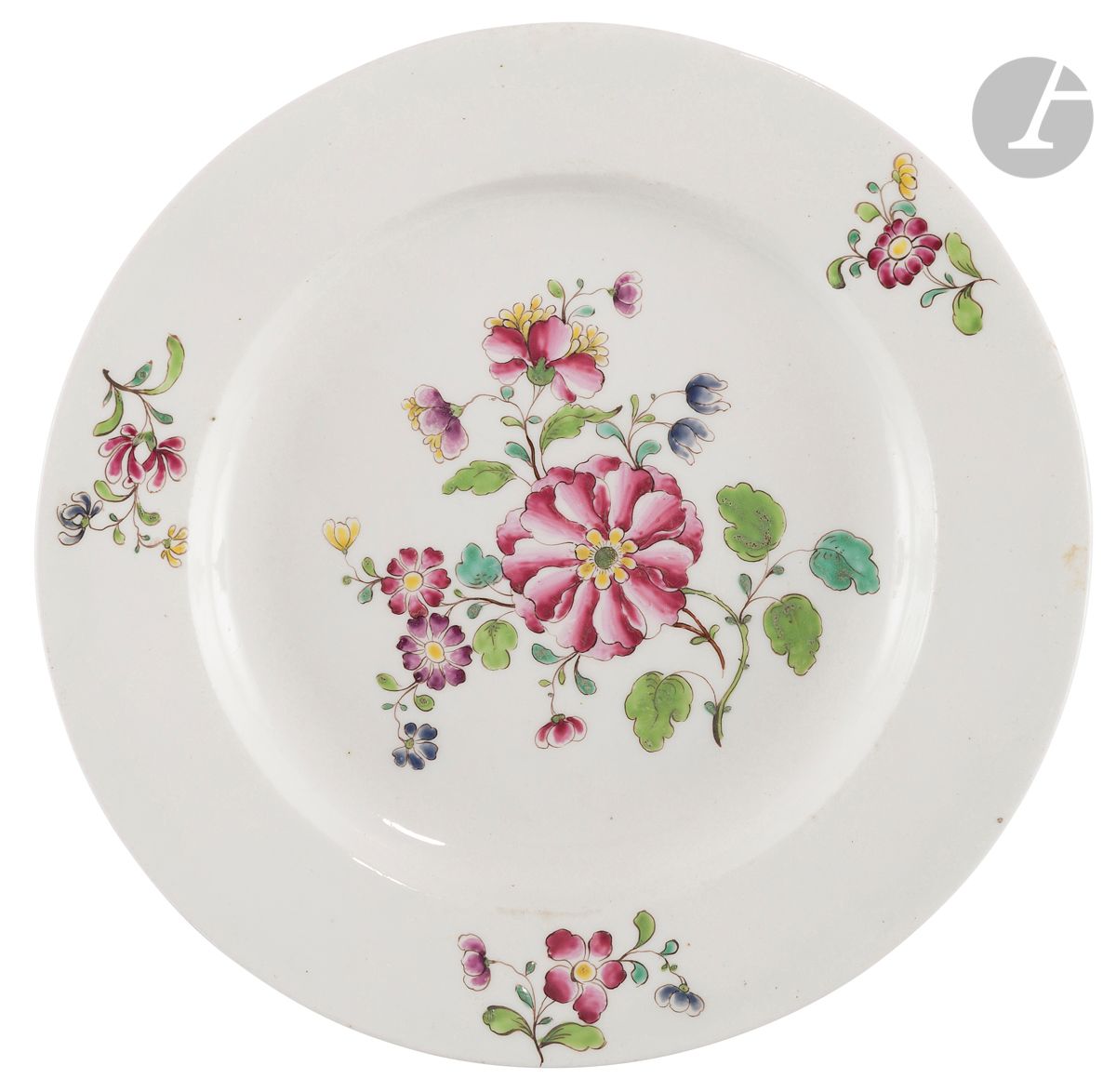 Null Tournai
Assiette en porcelaine tendre à décor polychrome de fleurs des Inde&hellip;