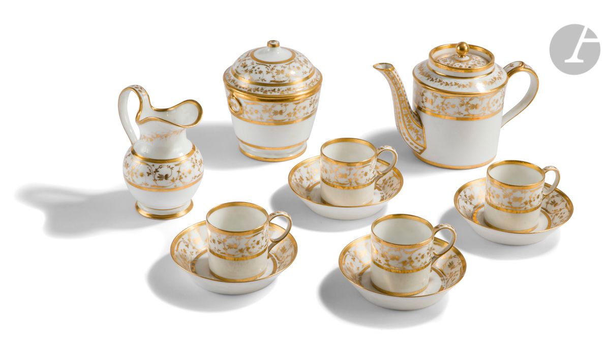 Null 巴黎
瓷器服务，包括一个有盖茶壶，一个有盖糖罐，一个牛奶罐，四个杯子和它们的碟子，用金色的花环和叶子装饰。
标有：巴黎Dihl et Guérhard&hellip;