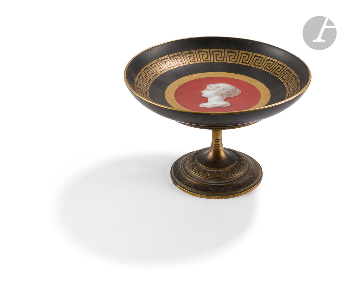 Null 巴黎
红底浮雕装饰的瓷杯，在黑底的奖章上有一个轮廓，奖章上装饰有金色的希腊人的楣。
19世纪。 
高：12.5厘米，长：19厘米