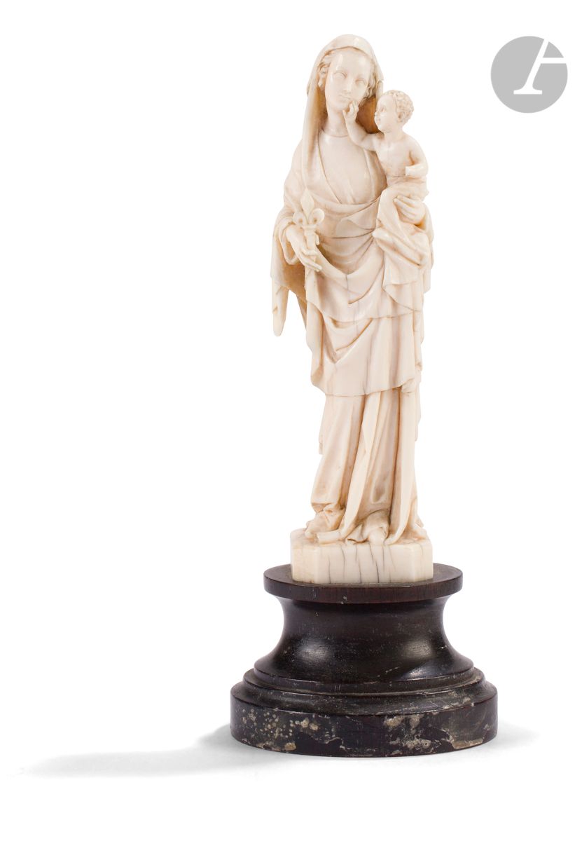 Null 象牙雕刻的圣母和圣婴。
19世纪
高：15厘米，毛重：289克
基座
(缺少权杖)