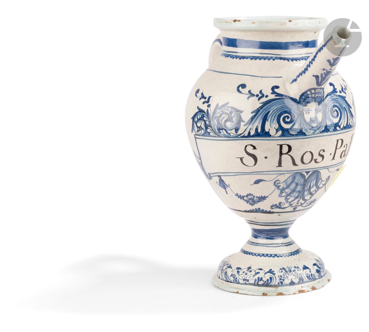 Null 波尔多或蒙彼利埃
陶器盘子，蓝色单色装饰，上面有铭文S.Ros Pall的带子，周围是水果花环，一个女人的面具和叶子。
18世纪。 
高：29厘米
意&hellip;