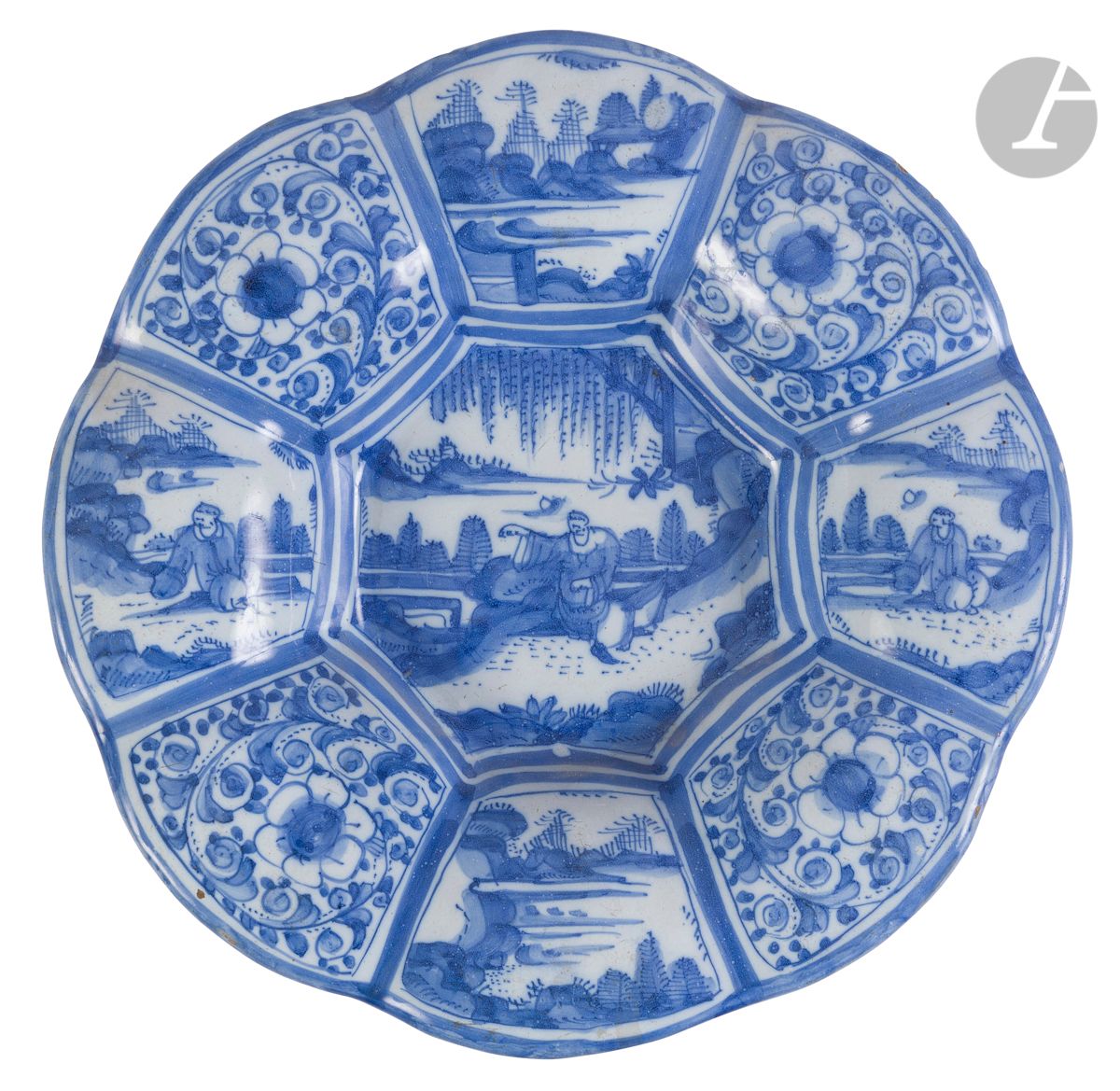 Null 代尔夫特
圆形陶盘，蓝色单色装饰的中国人在湖面上的风景和花卉卷轴。
17世纪晚期。 
长：26厘米
小缺口。