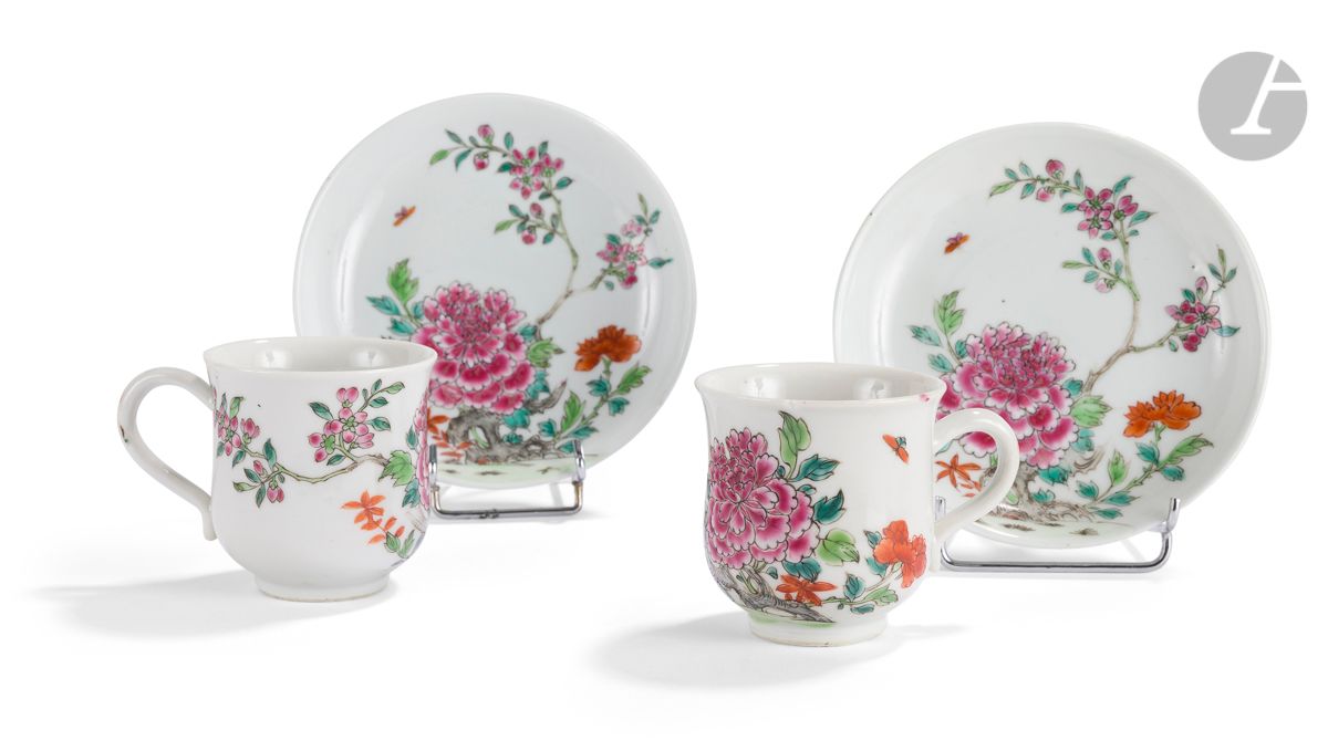 Null 中国
两只瓷杯和它们的碟子，有粉彩的牡丹和穿石的多色装饰。
18世纪，乾隆时期（1736-1795）。
高：7厘米，深：13.5米。
碟子有破损。