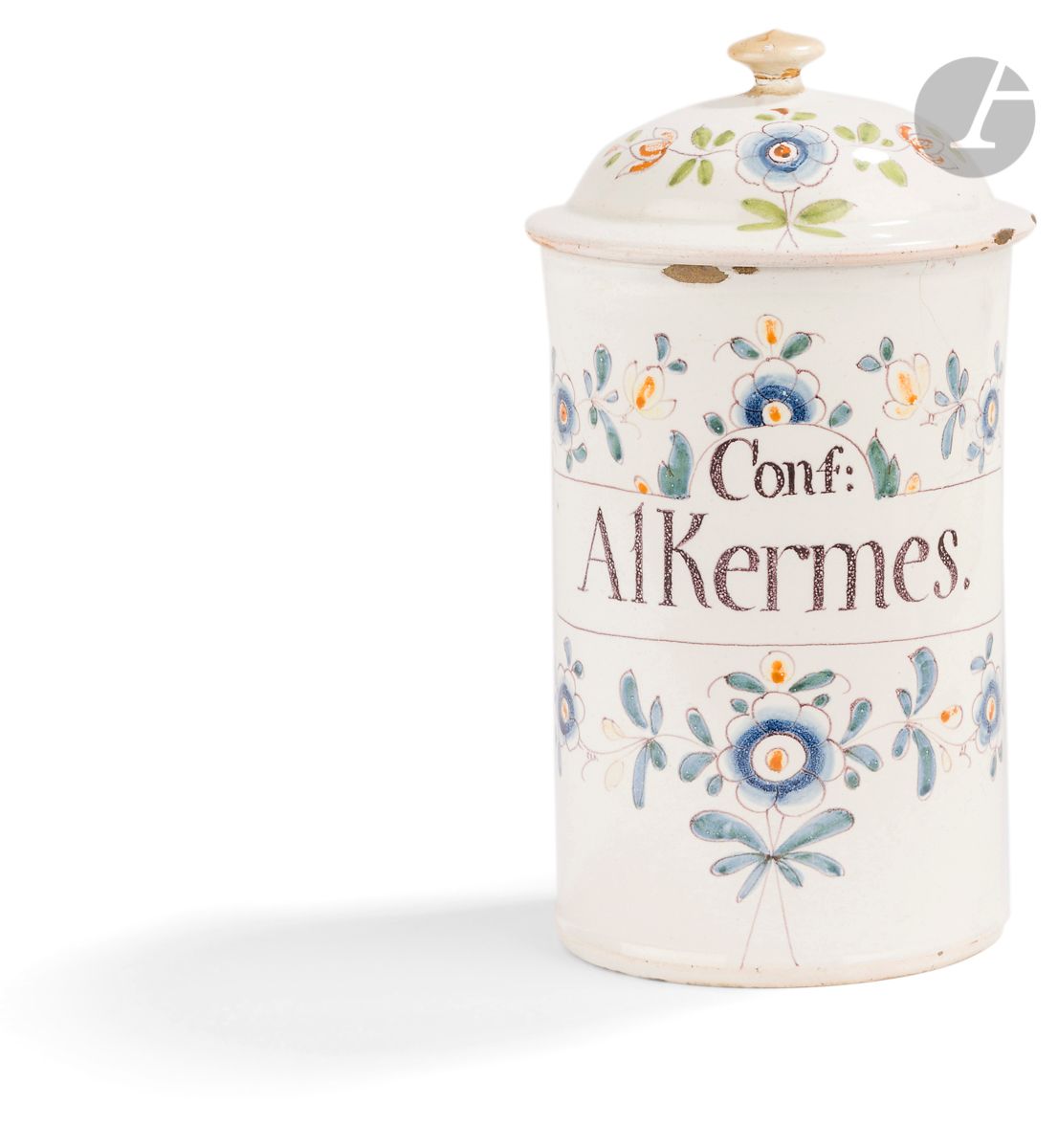 Null 波尔多
圆柱形的有盖药罐，上面有多色装饰的铭文Conf.铭文为Conf. Alkermes，周围有鲜花环绕。
博耶制造。
18世纪。 
高：23厘米
&hellip;