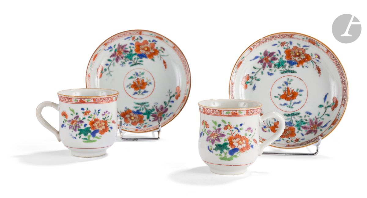 Null 中国
两个瓷杯和它们的碟子，有绿色家族珐琅彩的花朵和辫子的多色装饰。
18世纪。 
高：7厘米，长：13厘米
有划痕。